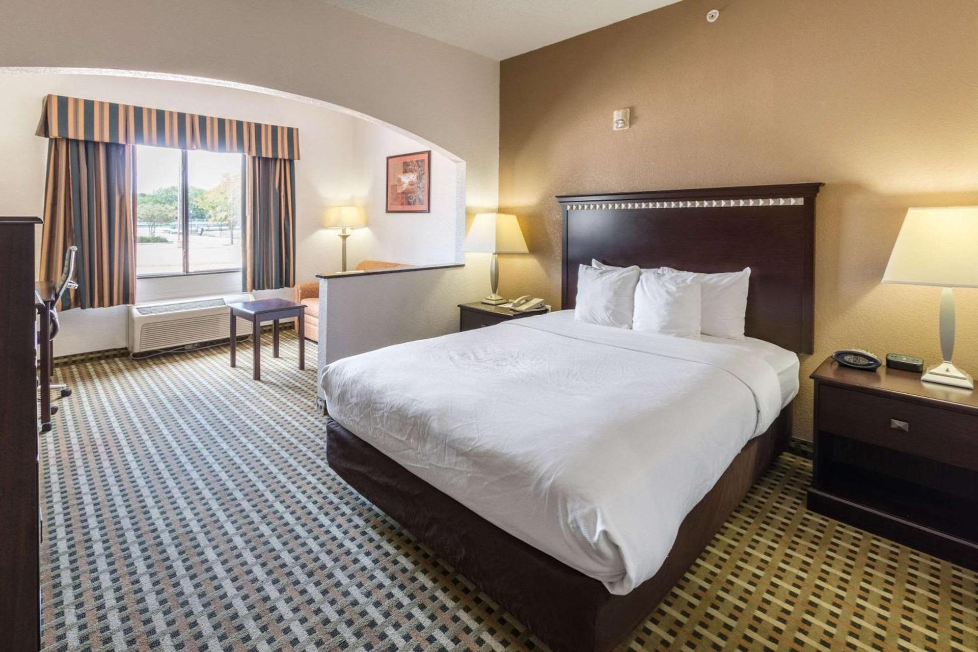 Quality Suites Burleson - Ft Worth photo 14