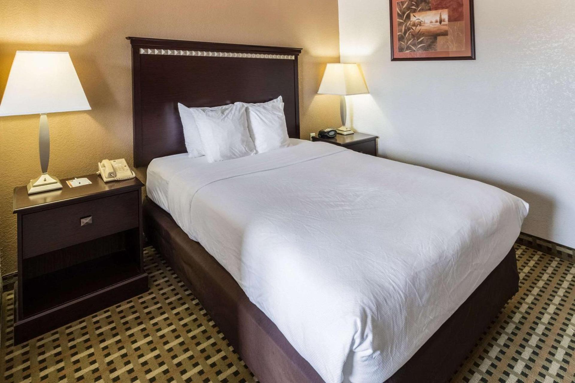 Quality Suites Burleson - Ft Worth photo 12
