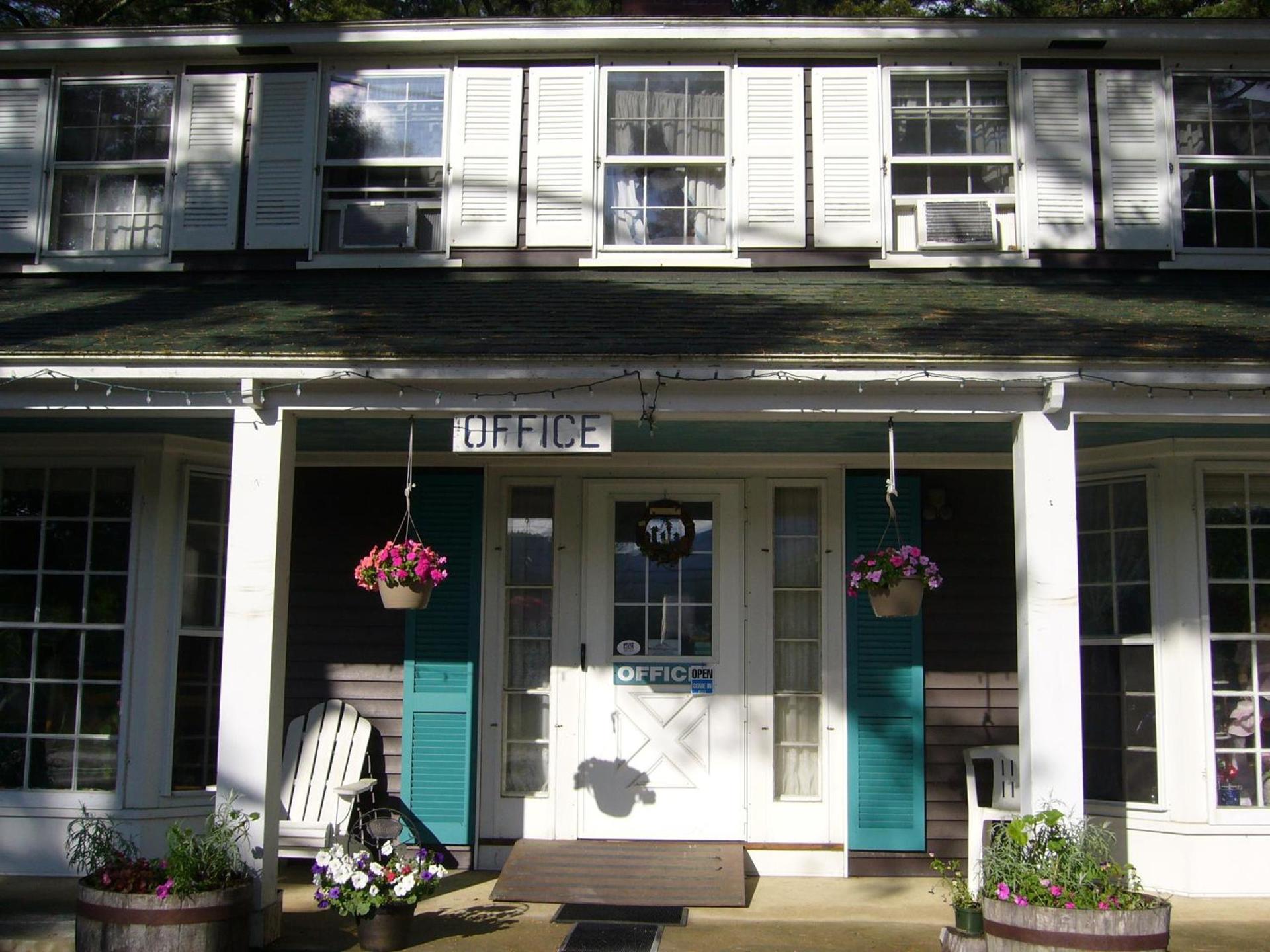 White Trellis Motel photo 2