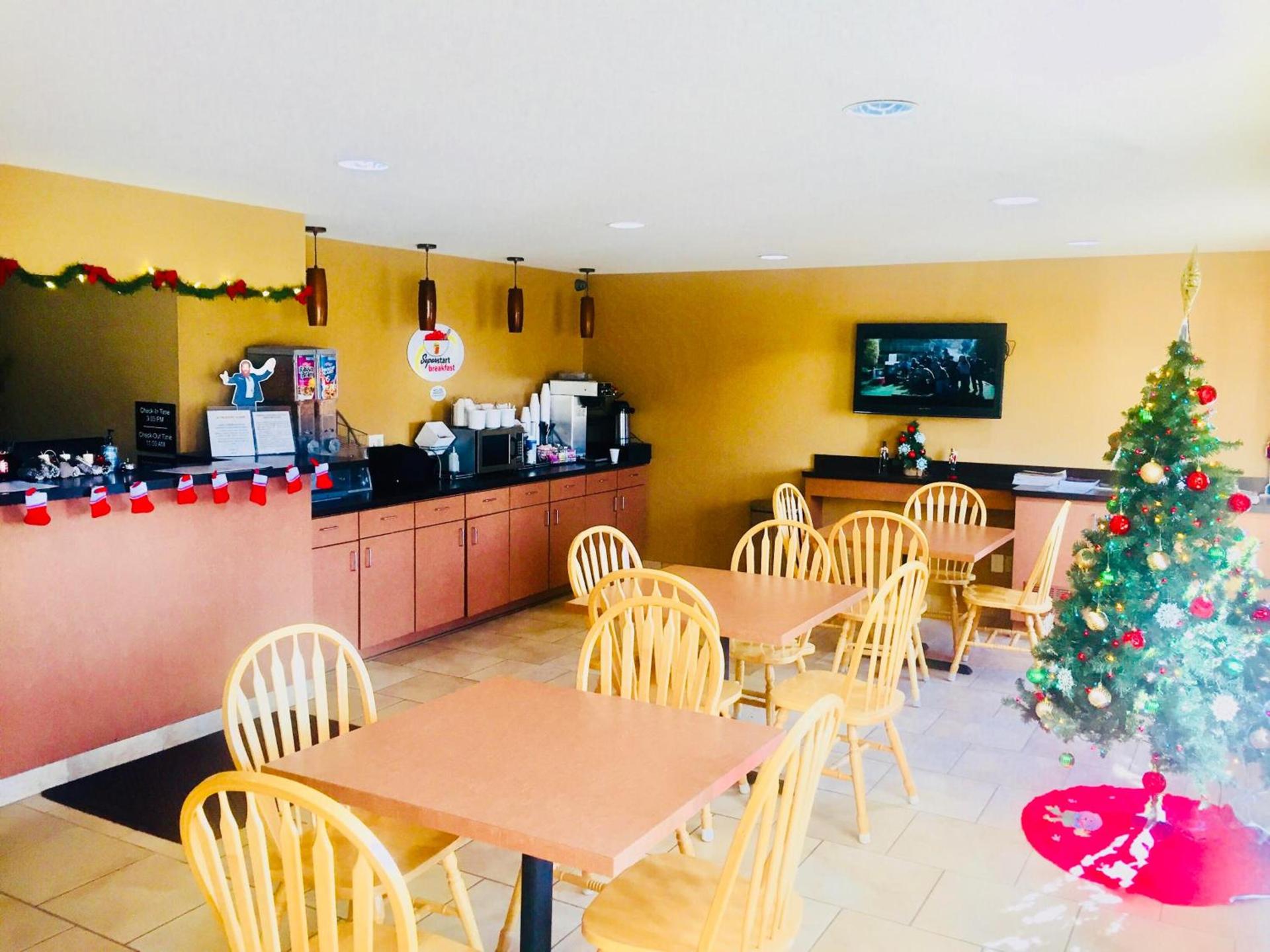 Super 8 by Wyndham Radcliff Ft. Knox Area photo 3
