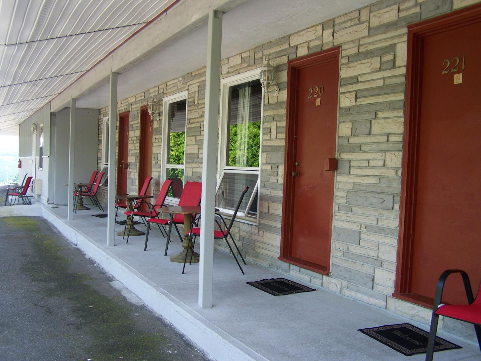 Golden Knight Inn and Suites photo 11
