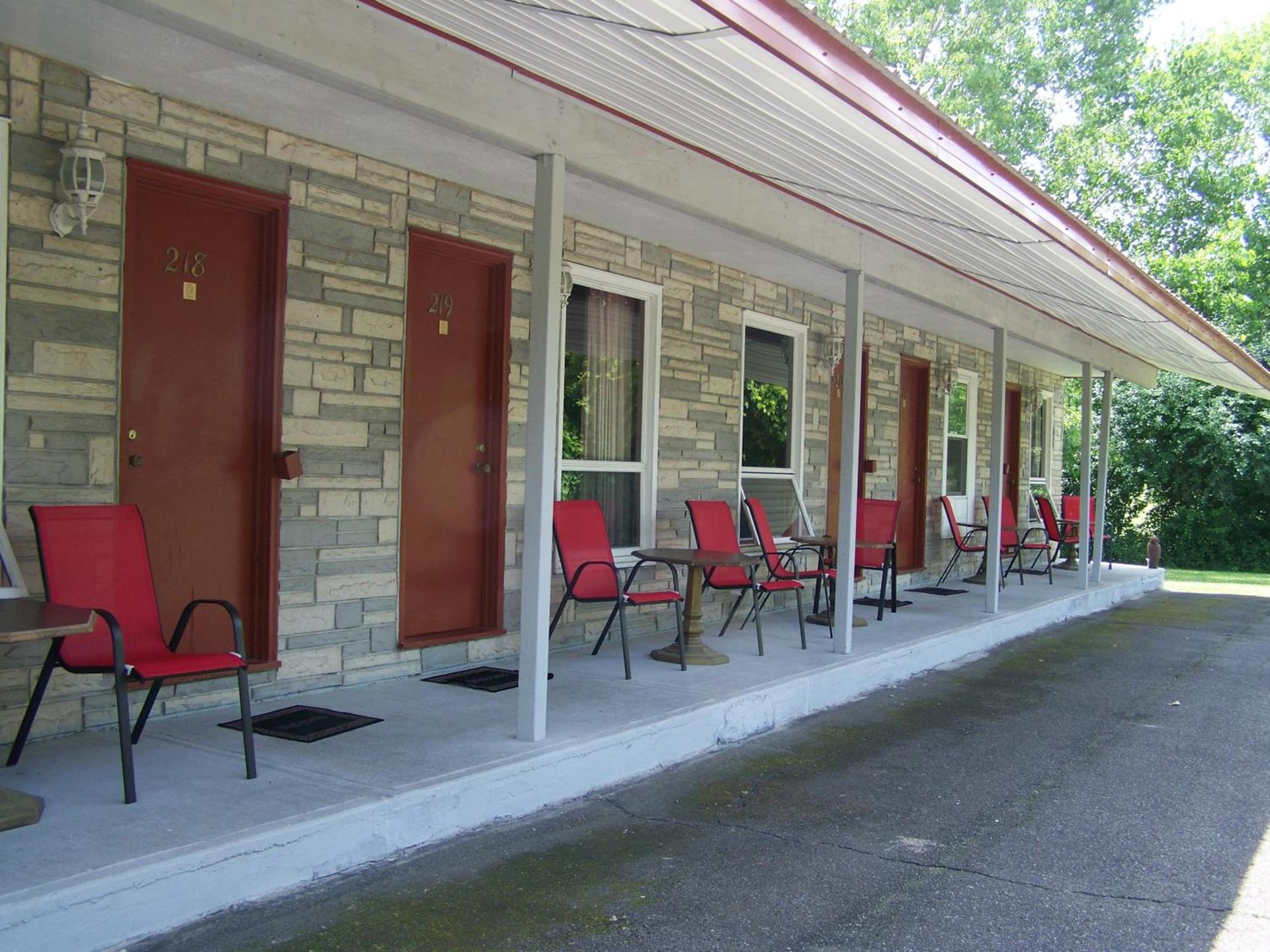 Golden Knight Inn and Suites photo 12