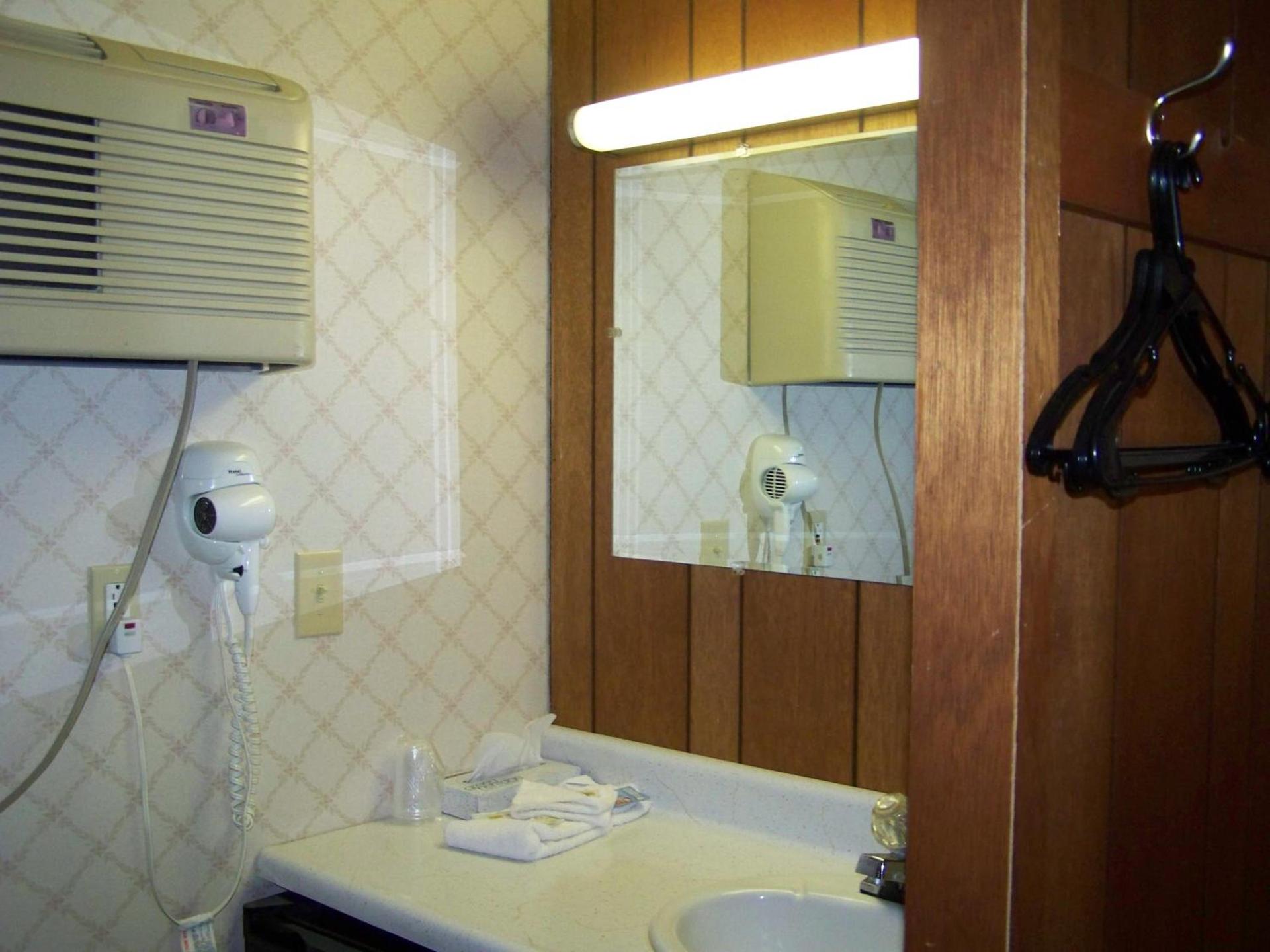 Golden Knight Inn and Suites photo 13