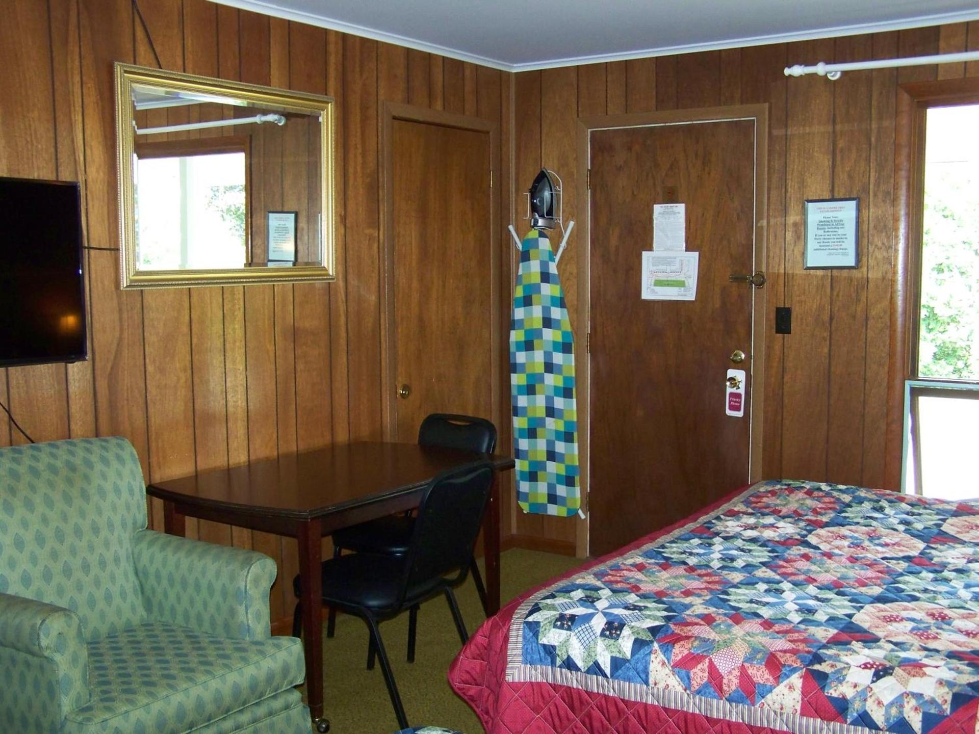 Golden Knight Inn and Suites photo 14