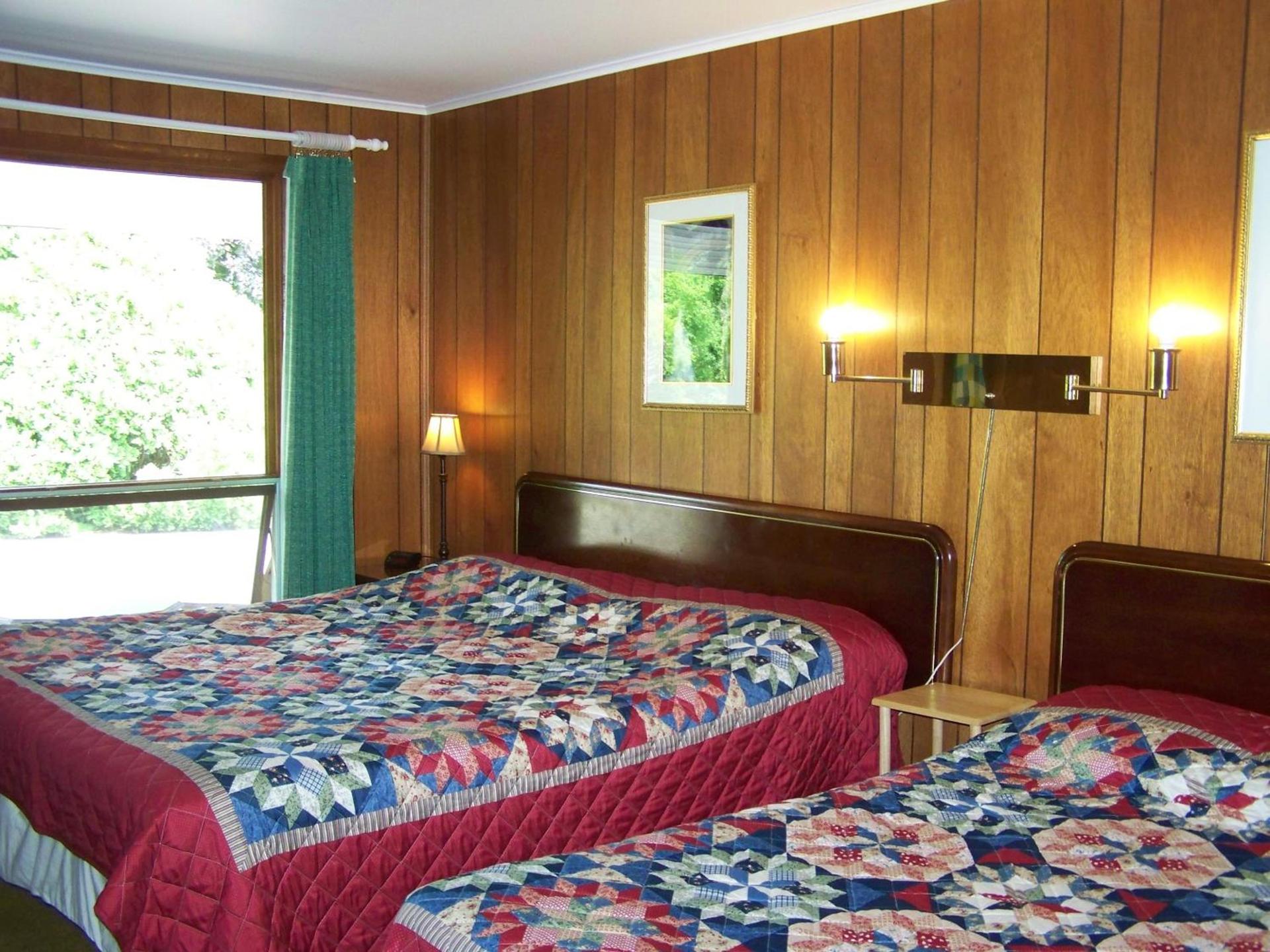 Golden Knight Inn and Suites photo 15