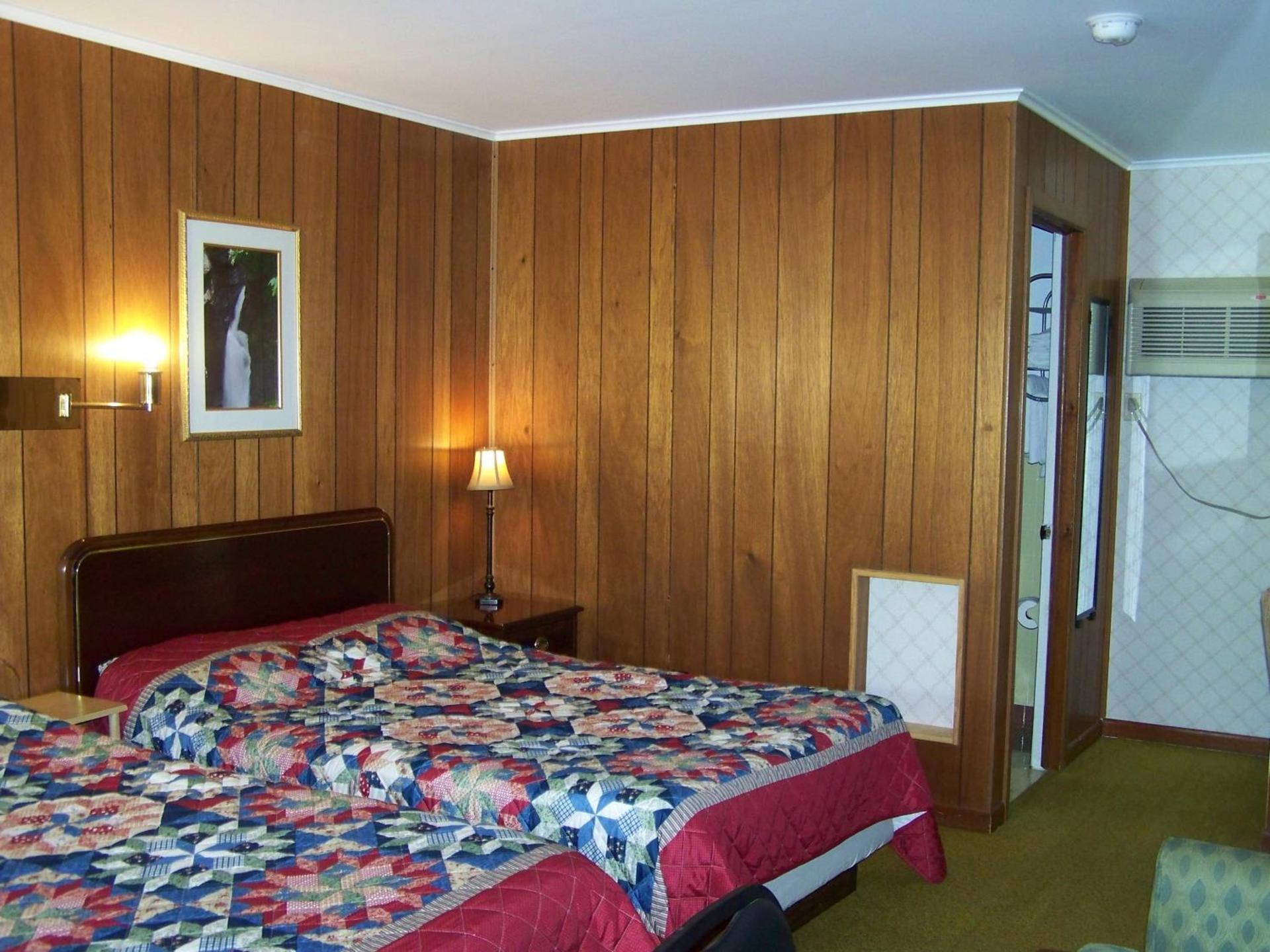 Golden Knight Inn and Suites photo 16