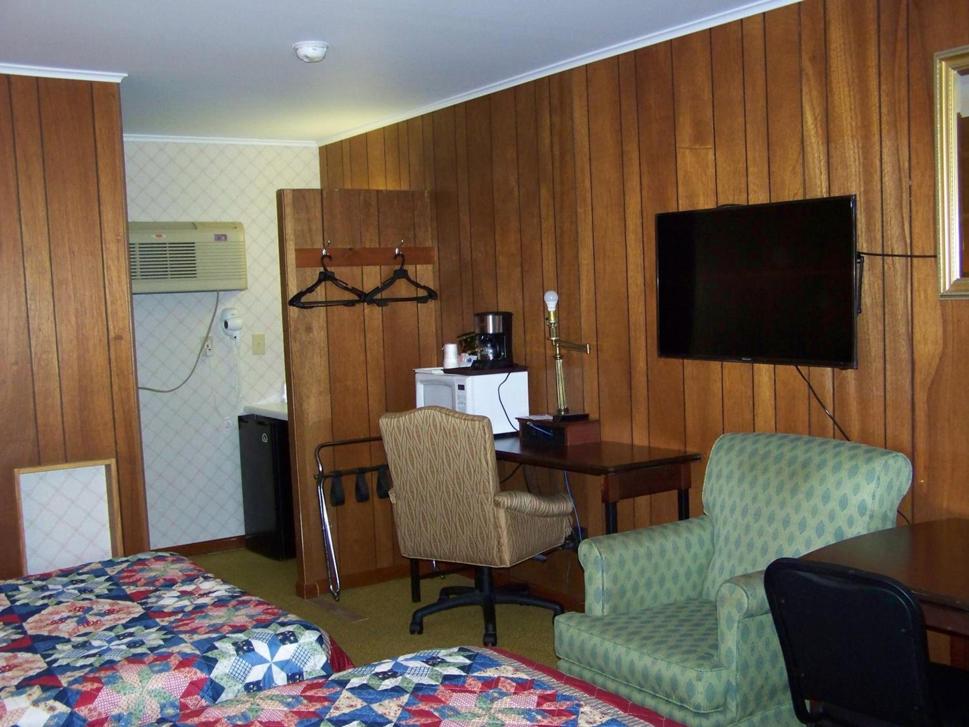 Golden Knight Inn and Suites photo 17