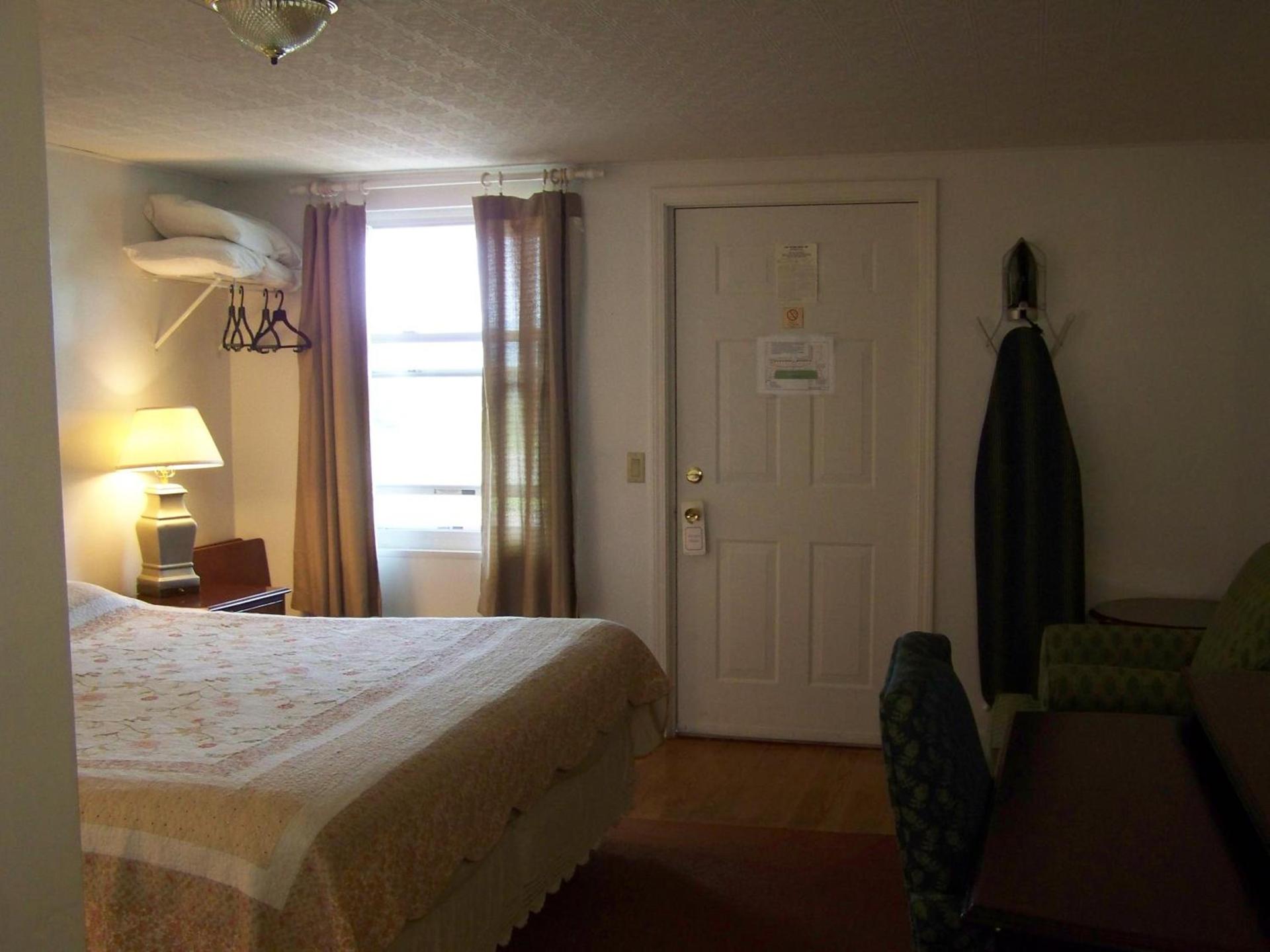 Golden Knight Inn and Suites photo 9