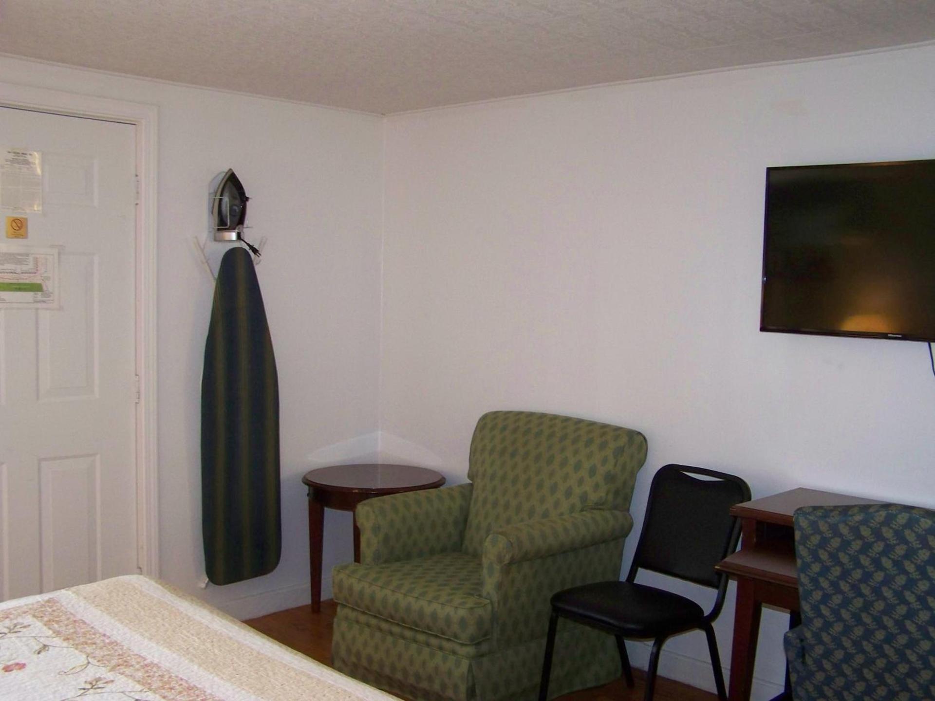 Golden Knight Inn and Suites photo 10