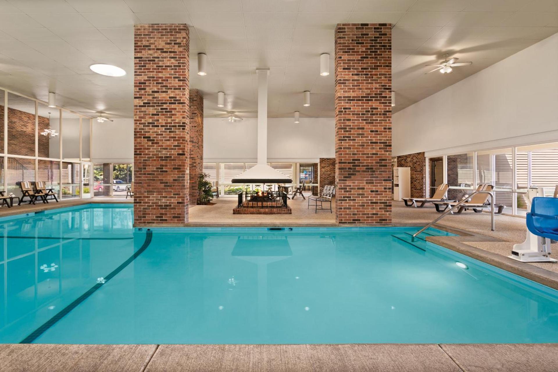 Country Inn & Suites by Radisson, Woodbury, MN photo 36