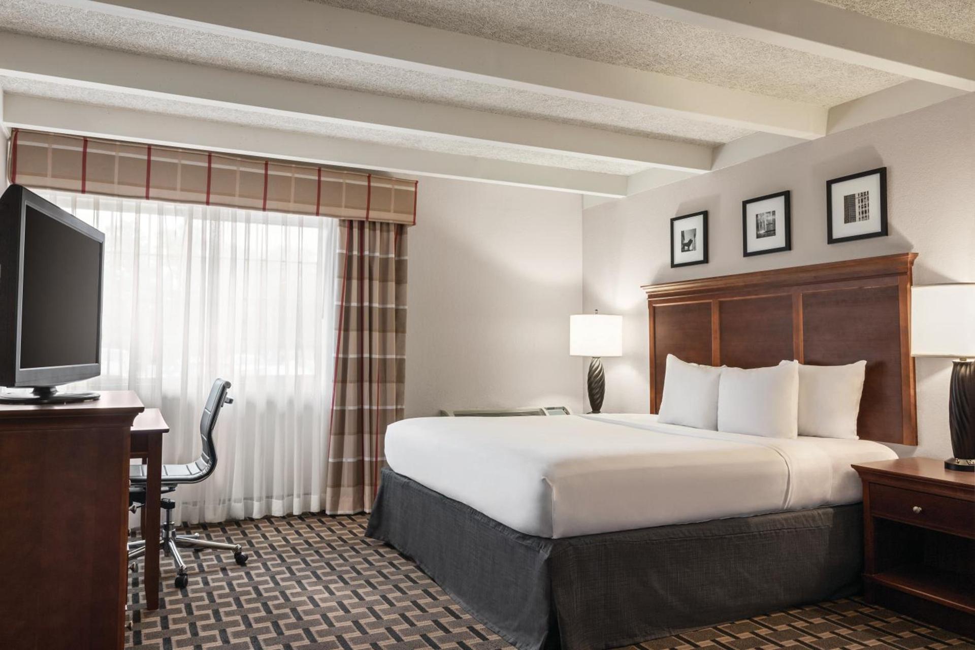 Country Inn & Suites by Radisson, Woodbury, MN photo 31