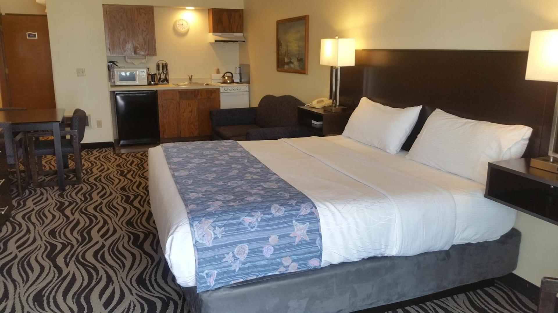 Tradewinds Motel photo 35