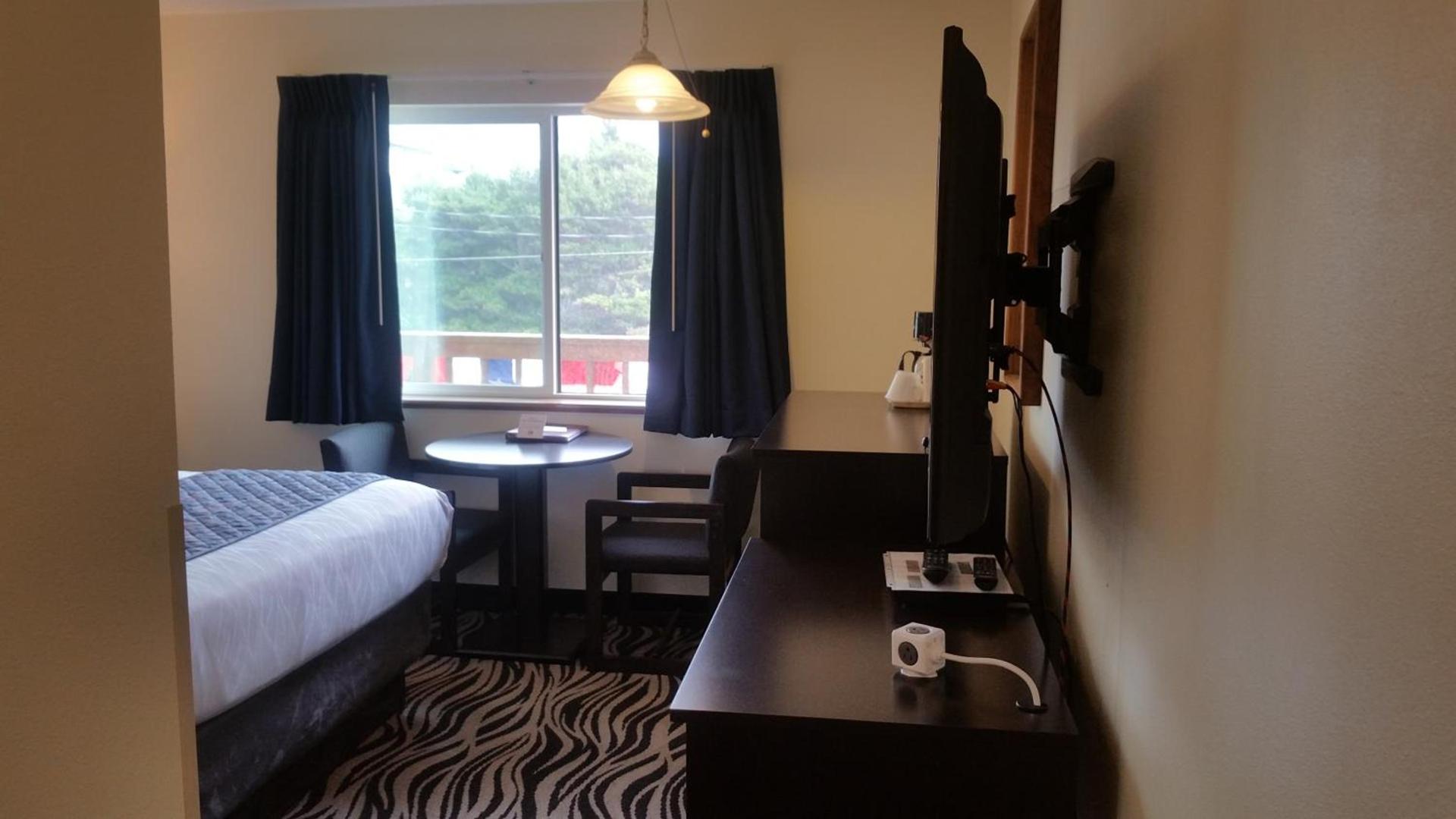 Tradewinds Motel photo 10