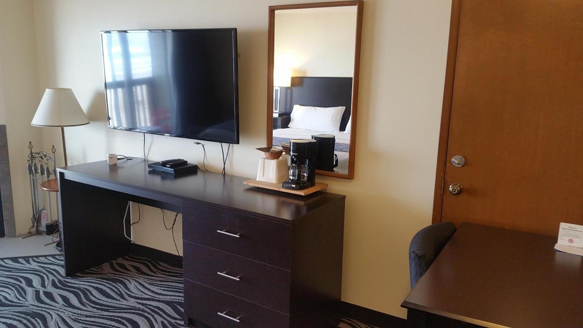 Tradewinds Motel photo 11
