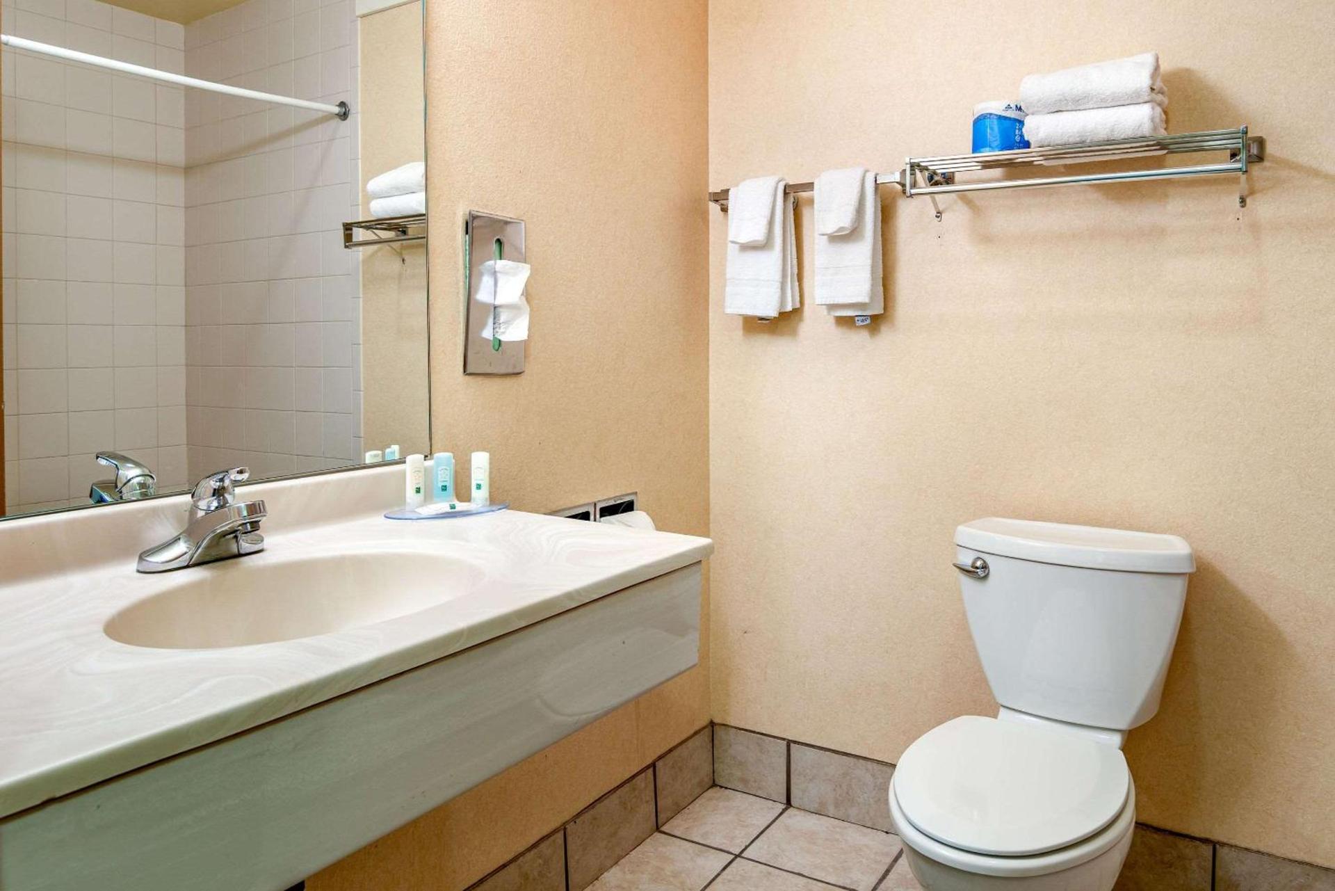 Quality Inn Bend North photo 31