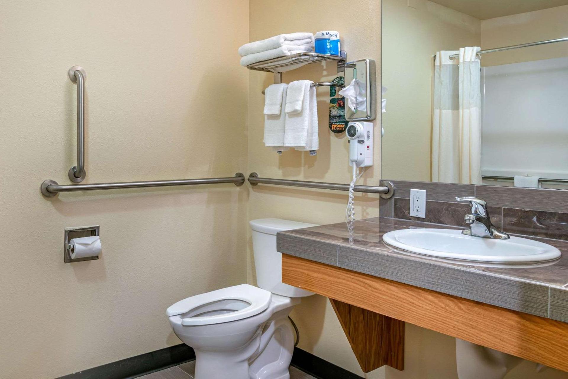 Quality Inn Bend North photo 25
