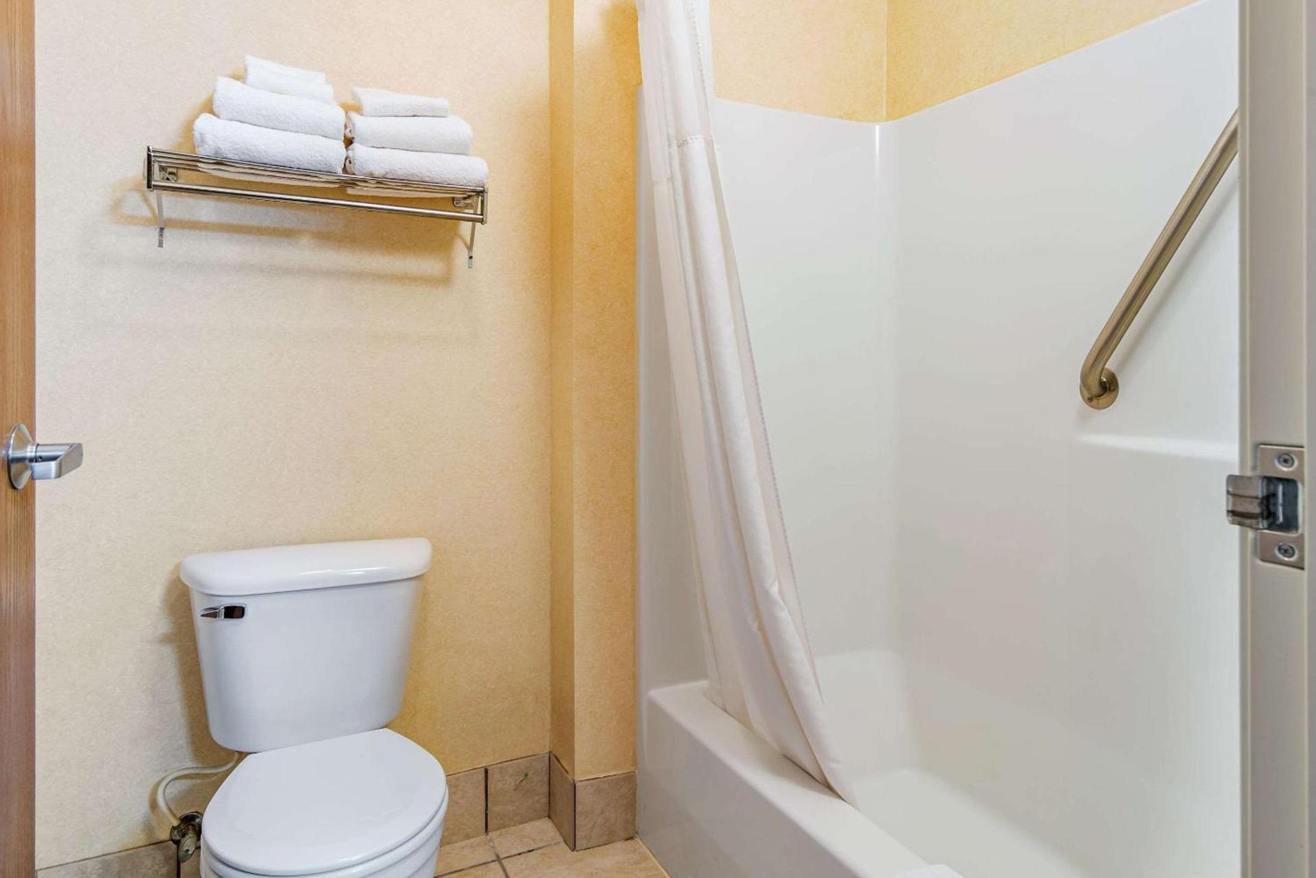 Quality Inn Bend North photo 20