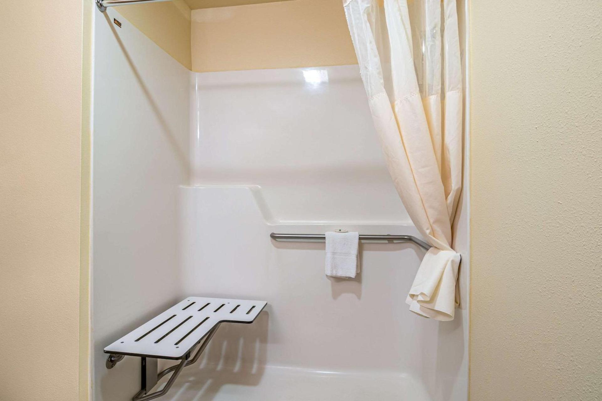Quality Inn Bend North photo 19