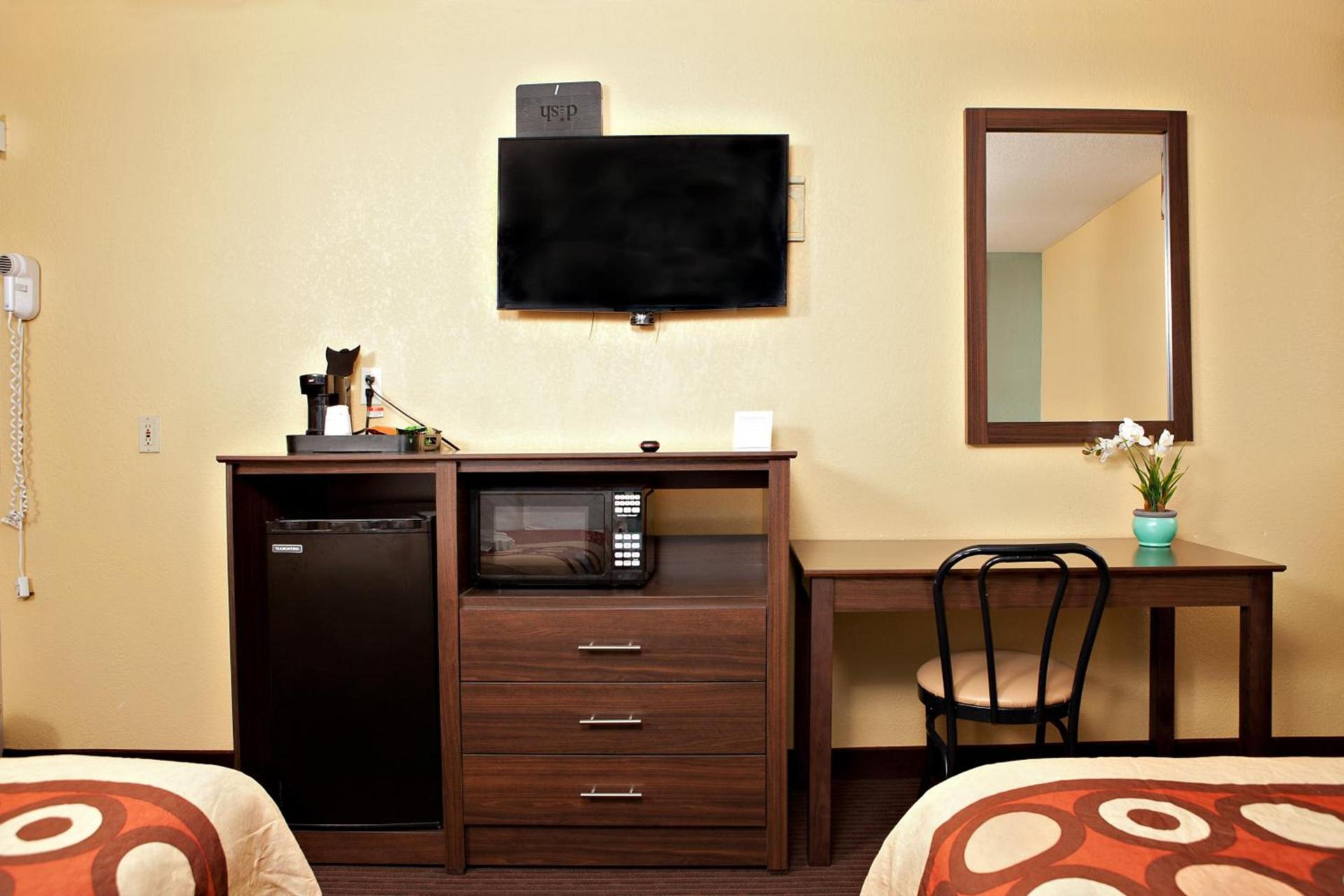 Super 8 by Wyndham Wichita Airport West Kellogg photo 47