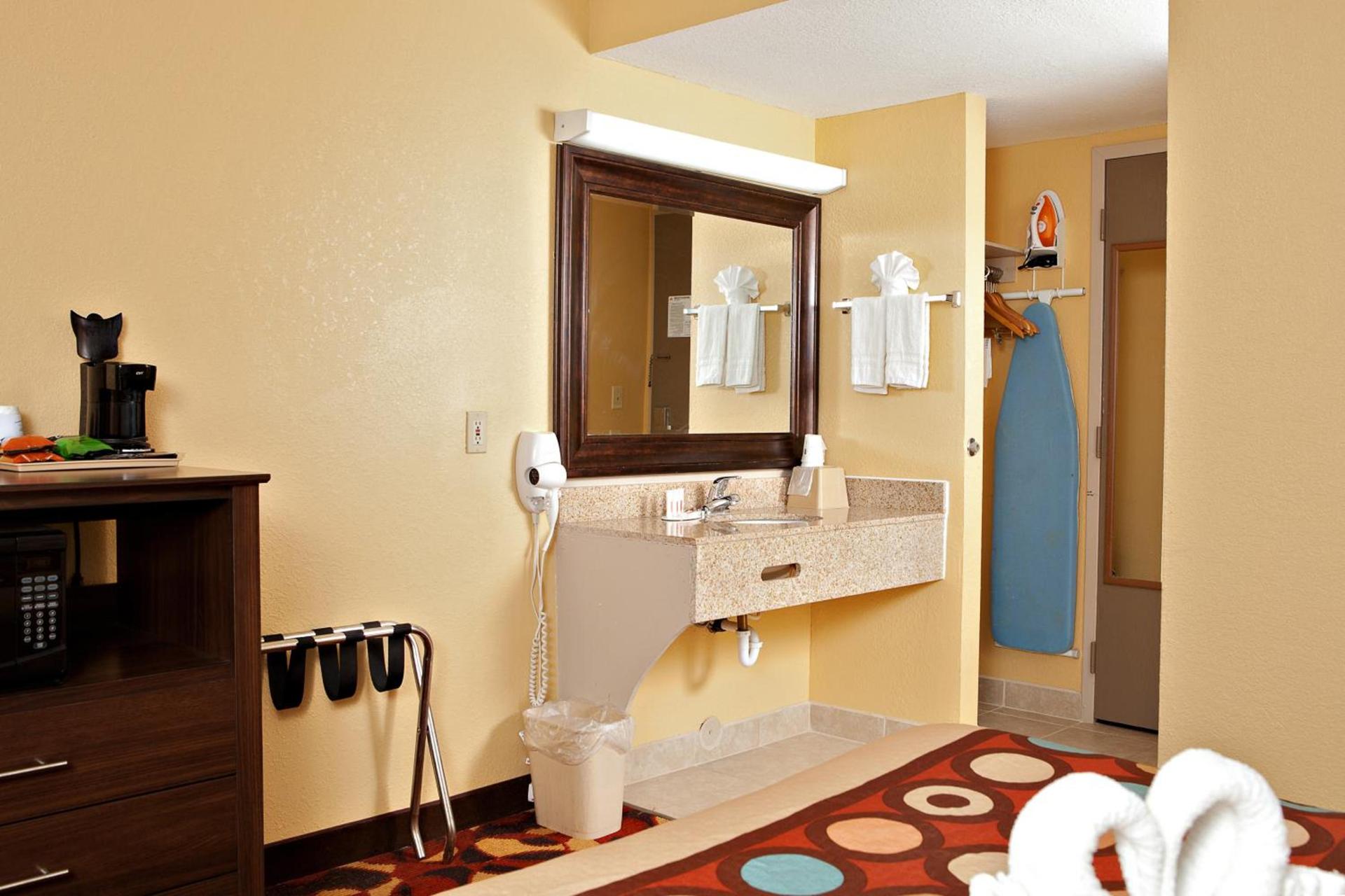 Super 8 by Wyndham Wichita Airport West Kellogg photo 41