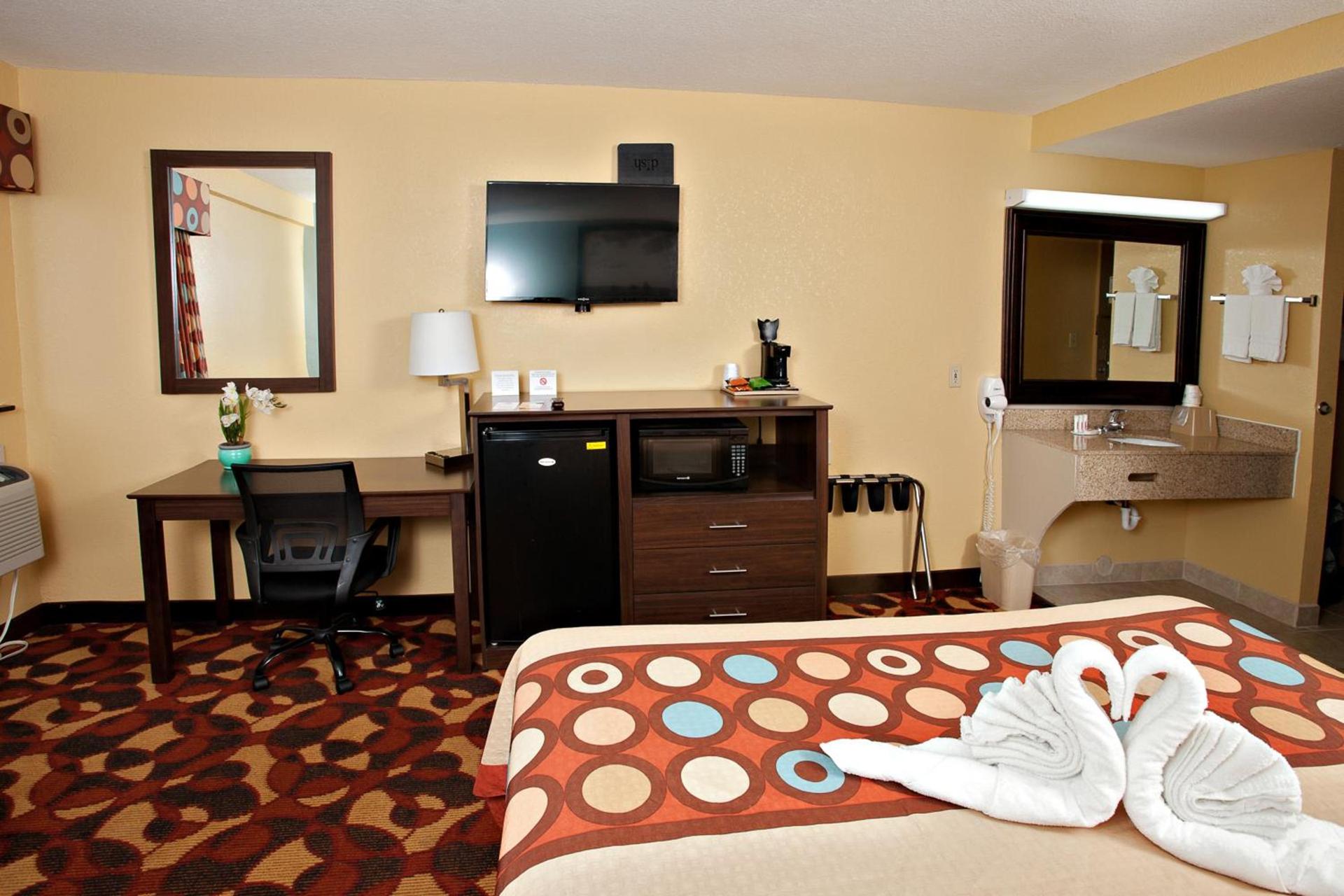 Super 8 by Wyndham Wichita Airport West Kellogg photo 43