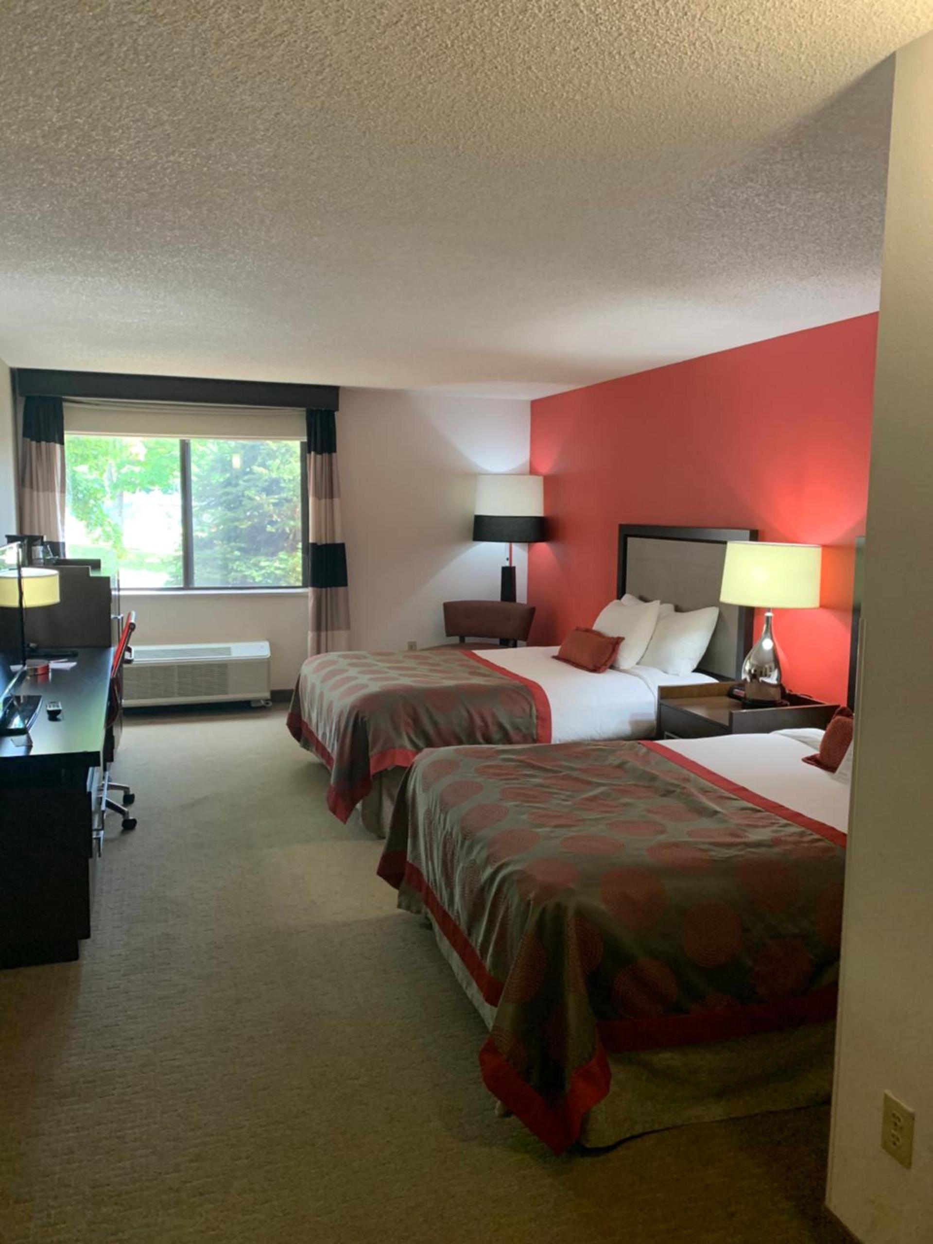 Ramada by Wyndham Marquette photo 28