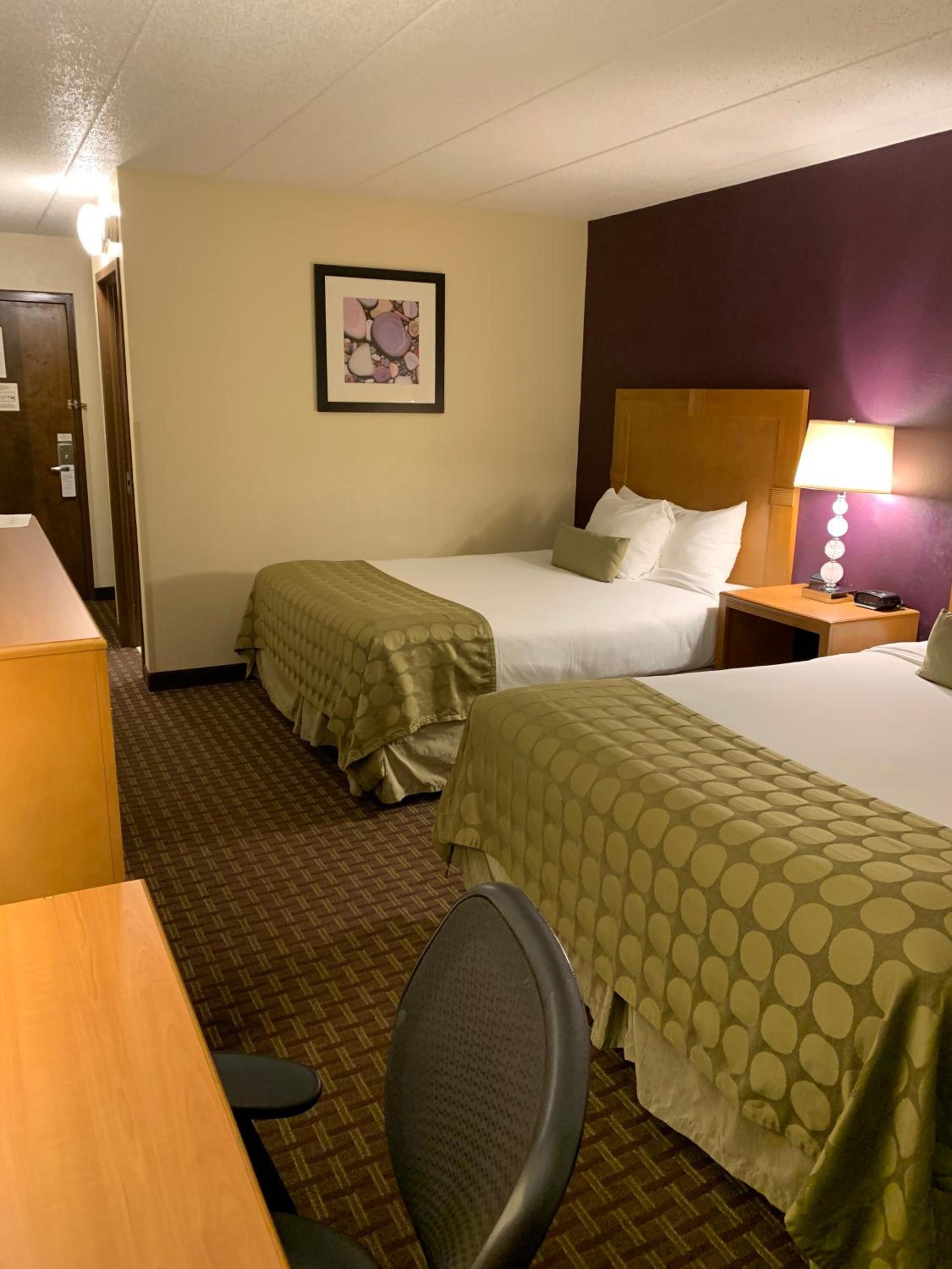 Ramada by Wyndham Marquette photo 23