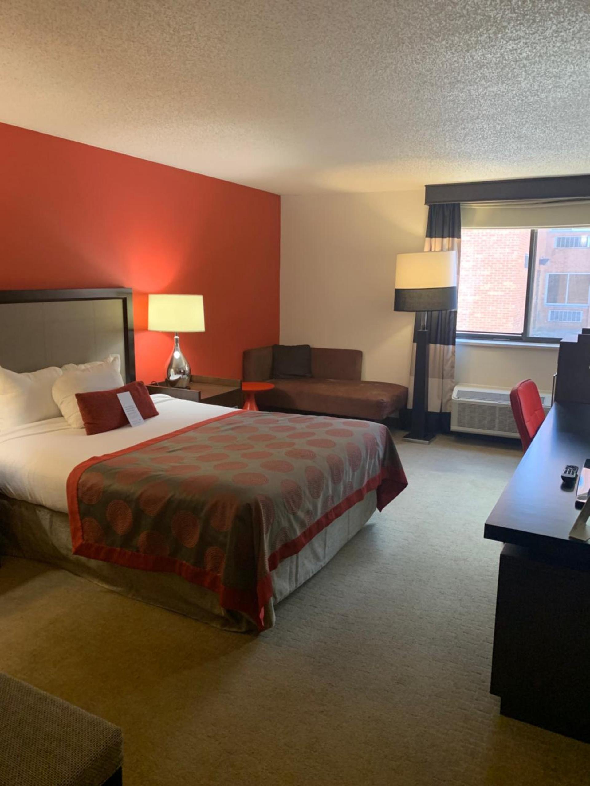 Ramada by Wyndham Marquette photo 27