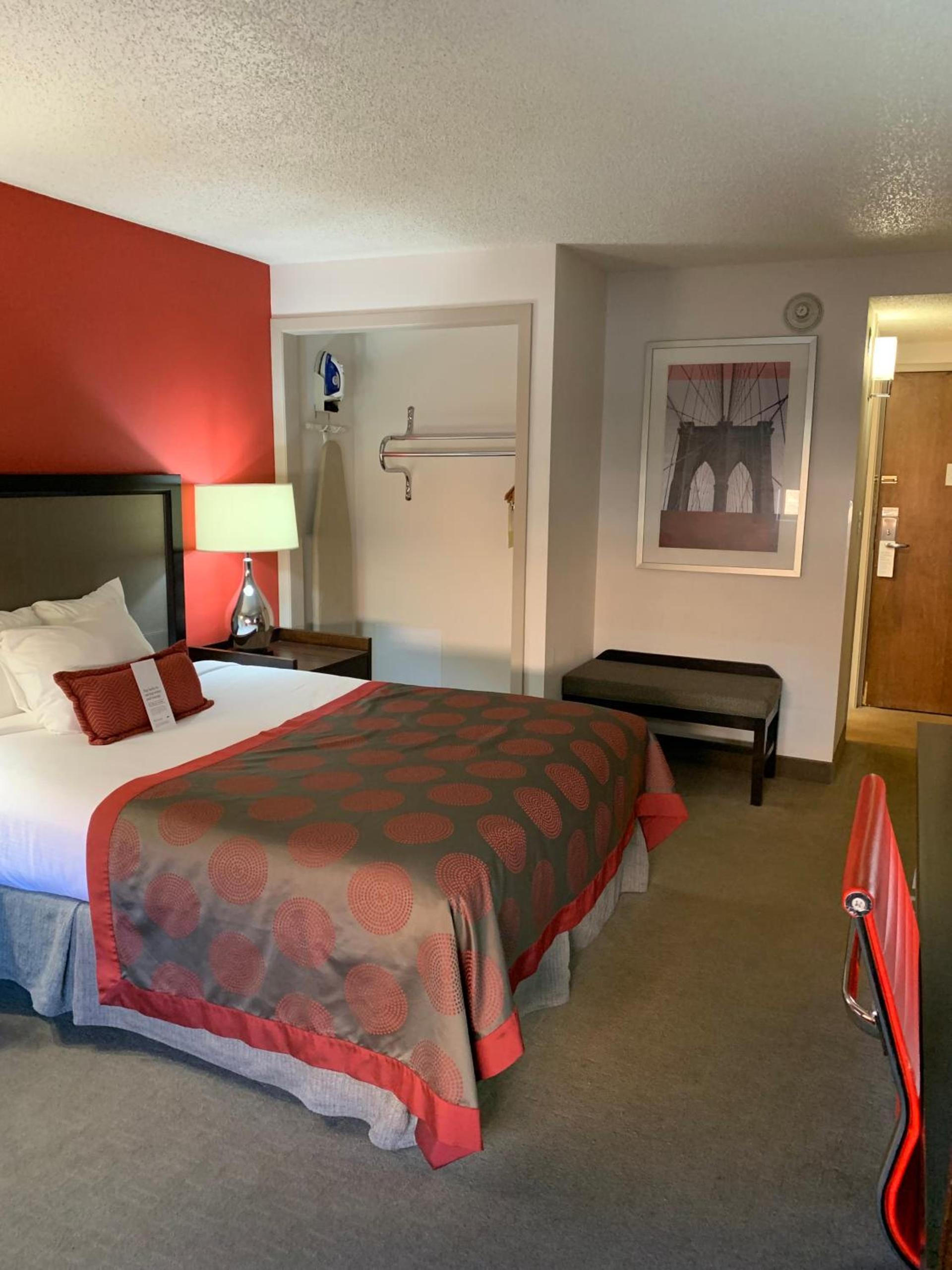 Ramada by Wyndham Marquette photo 26