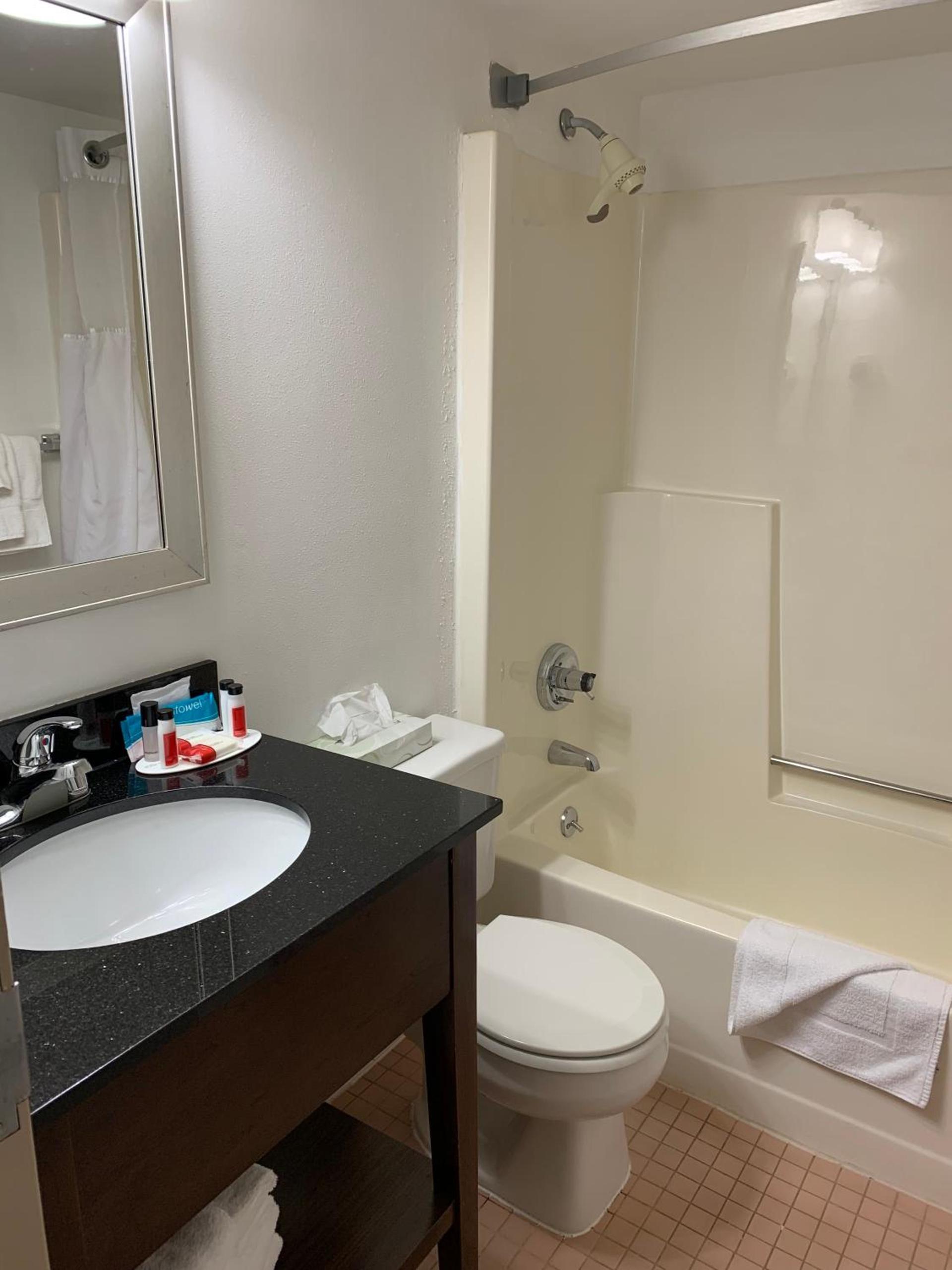 Ramada by Wyndham Marquette photo 25