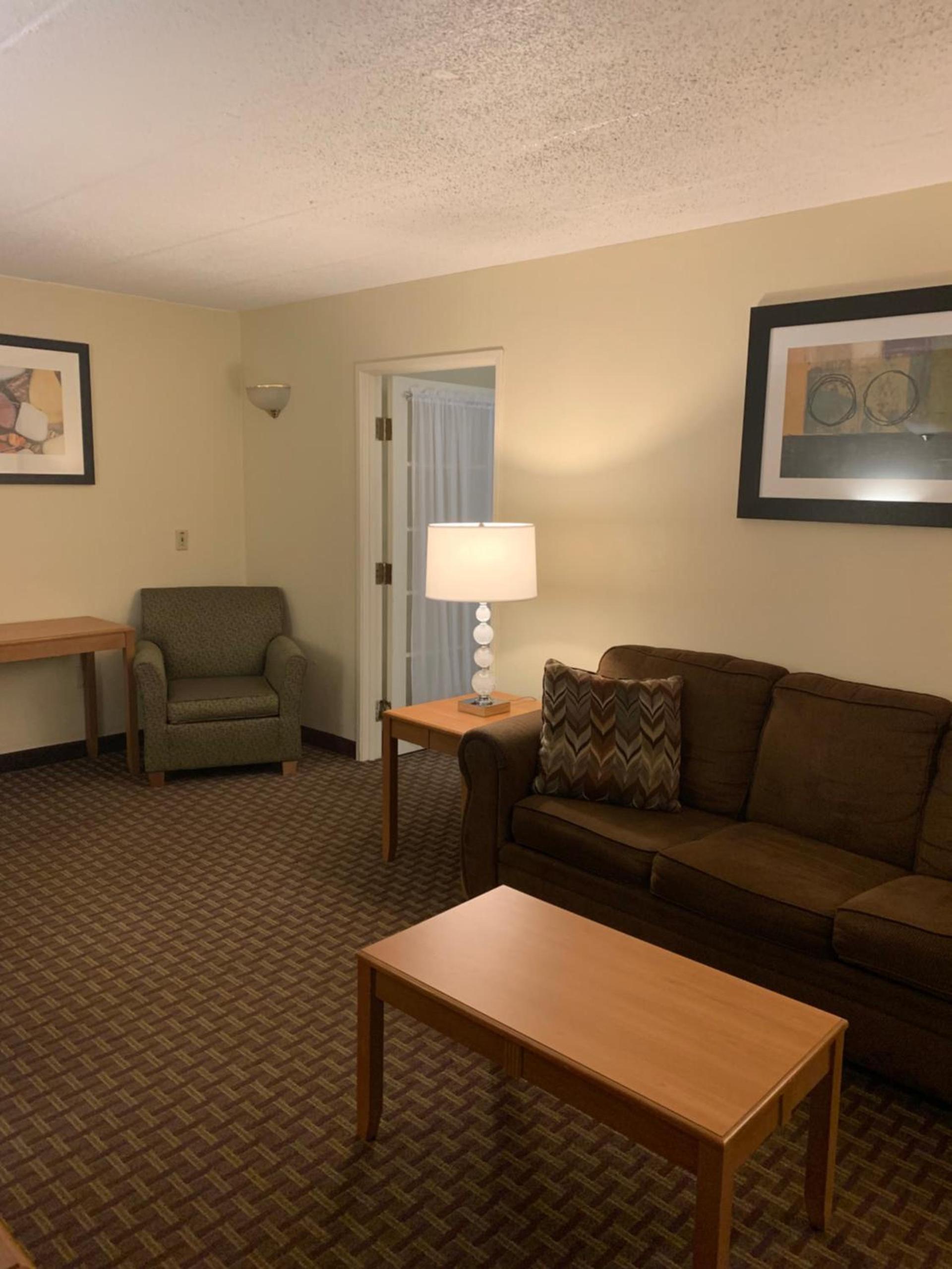 Ramada by Wyndham Marquette photo 20