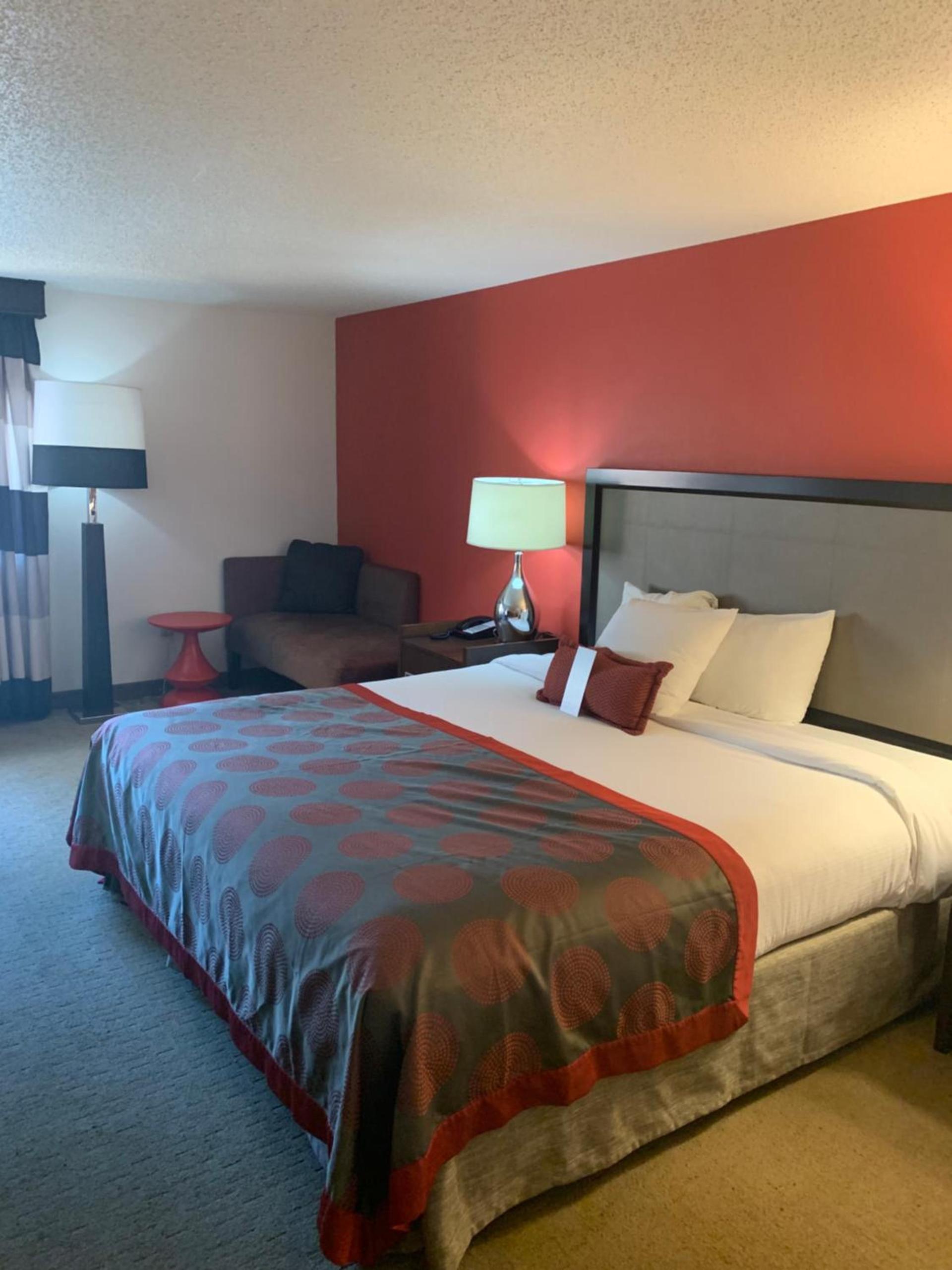 Ramada by Wyndham Marquette photo 16