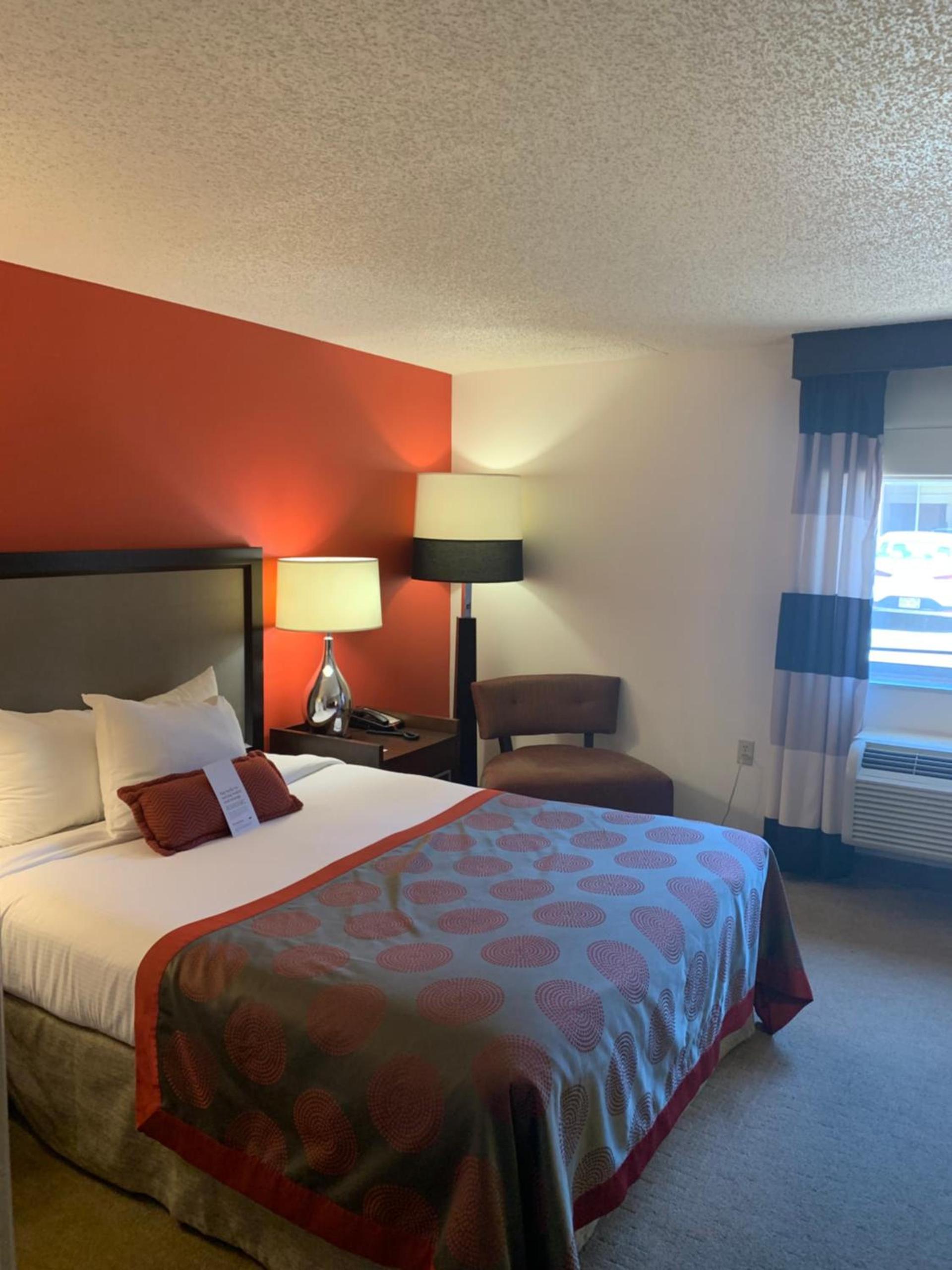 Ramada by Wyndham Marquette photo 9