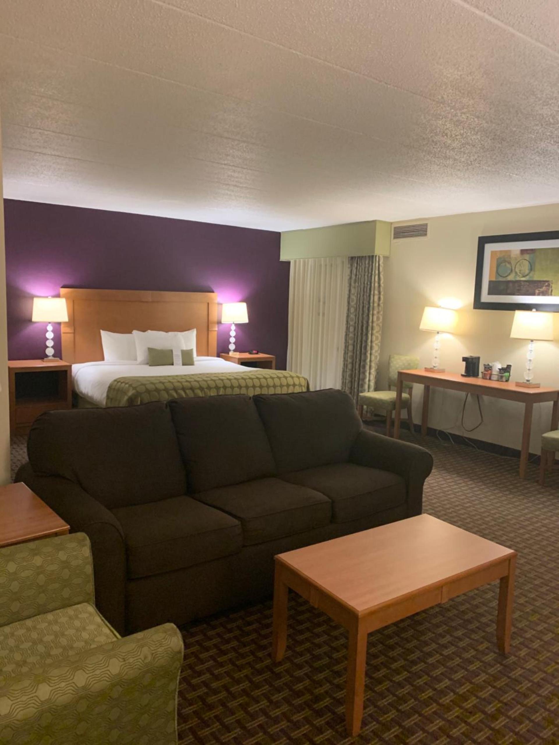 Ramada by Wyndham Marquette photo 8