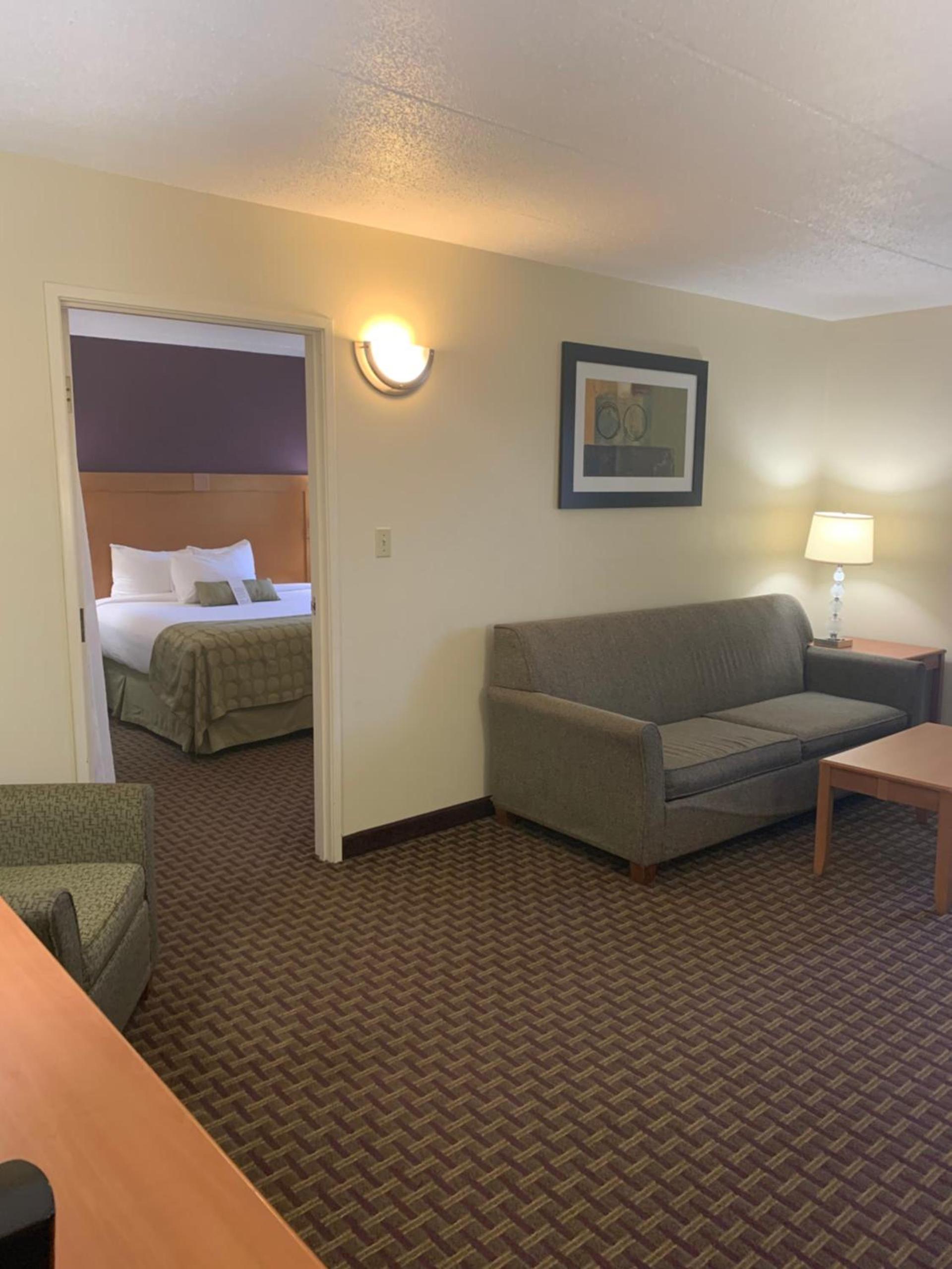 Ramada by Wyndham Marquette photo 6