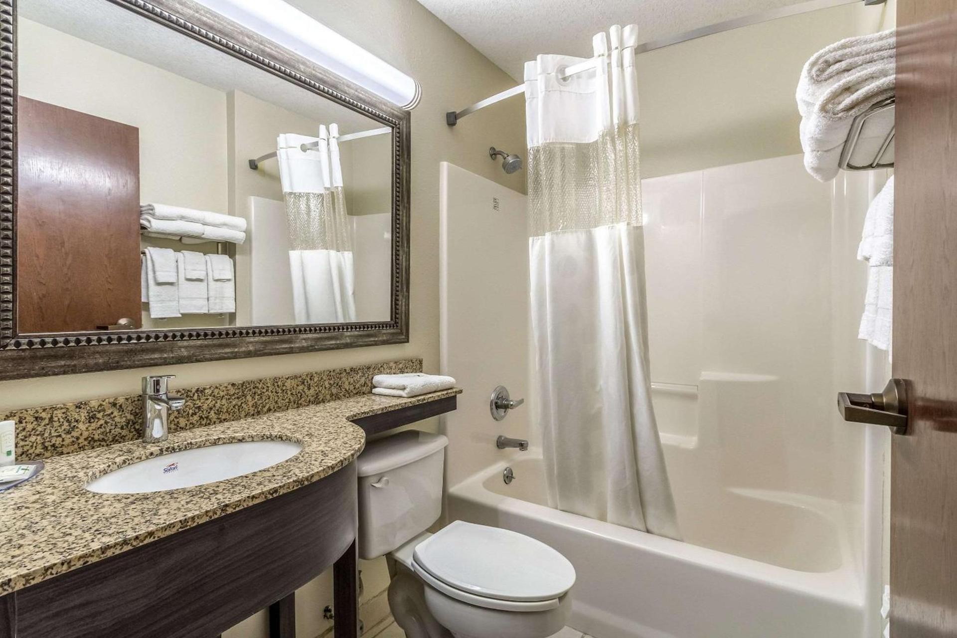 Quality Inn & Suites North Lima - Boardman photo 24