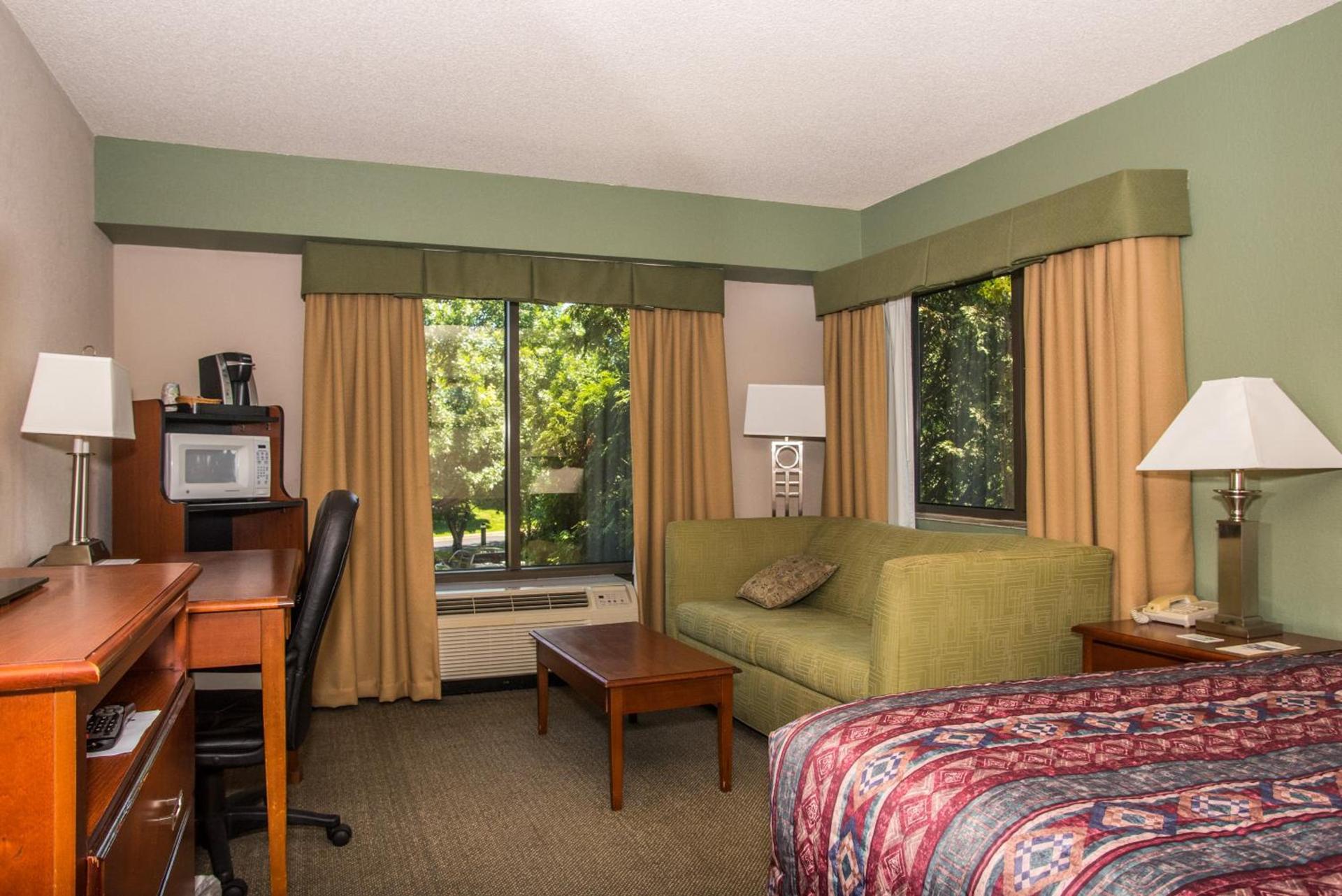 Round Hill Inn photo 16