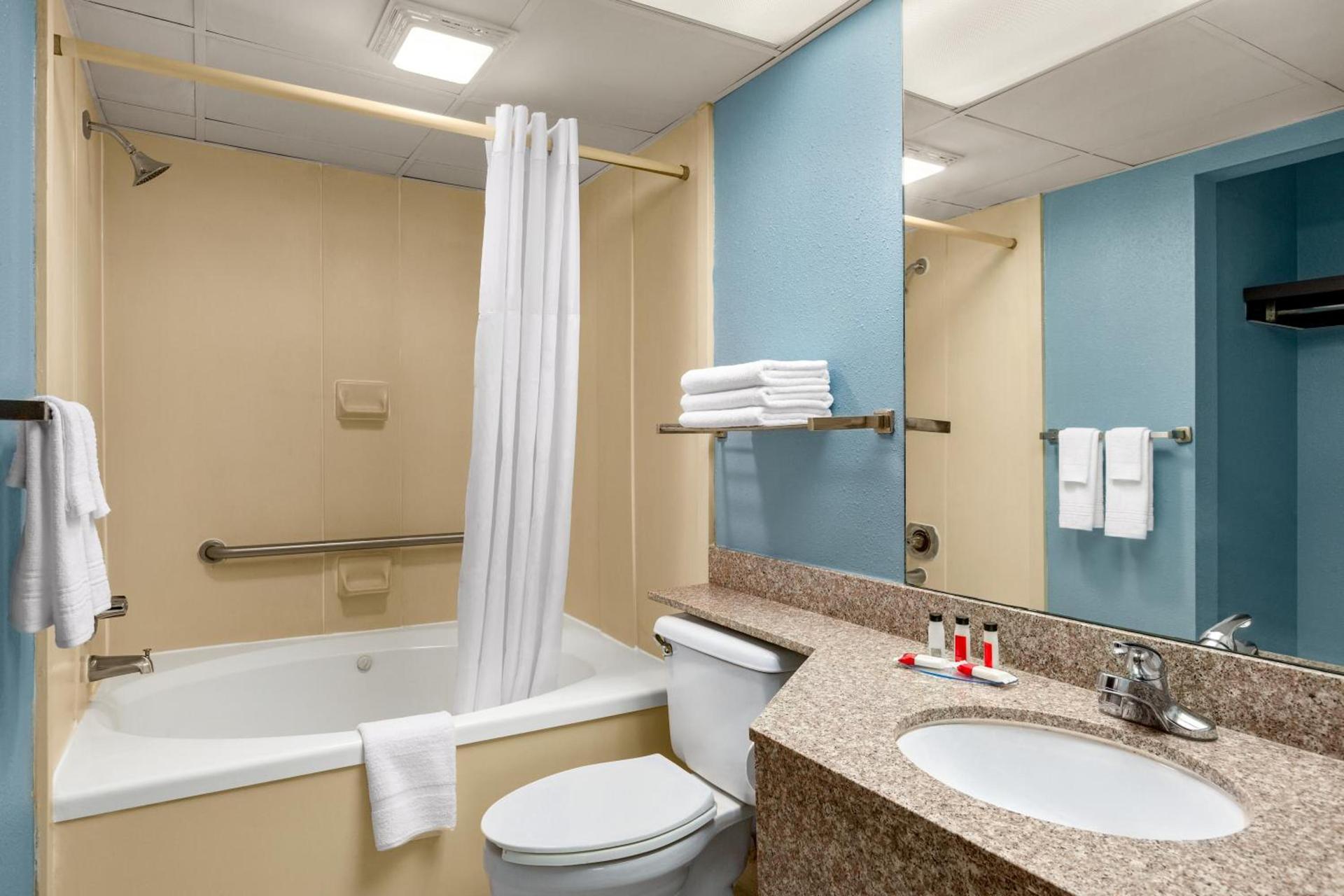 Days Inn by Wyndham Weldon Roanoke Rapids photo 25