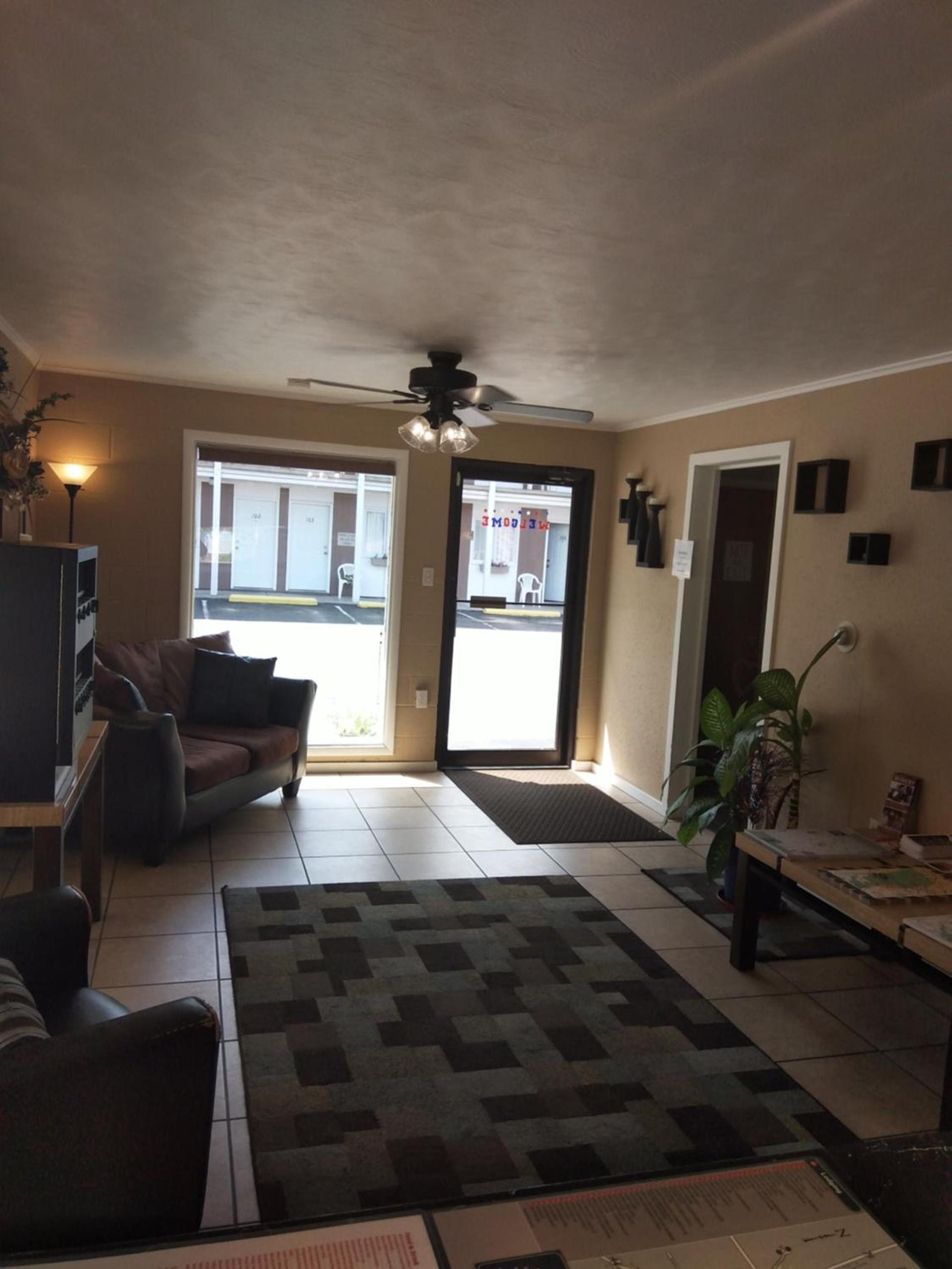 Town House Motel photo 16