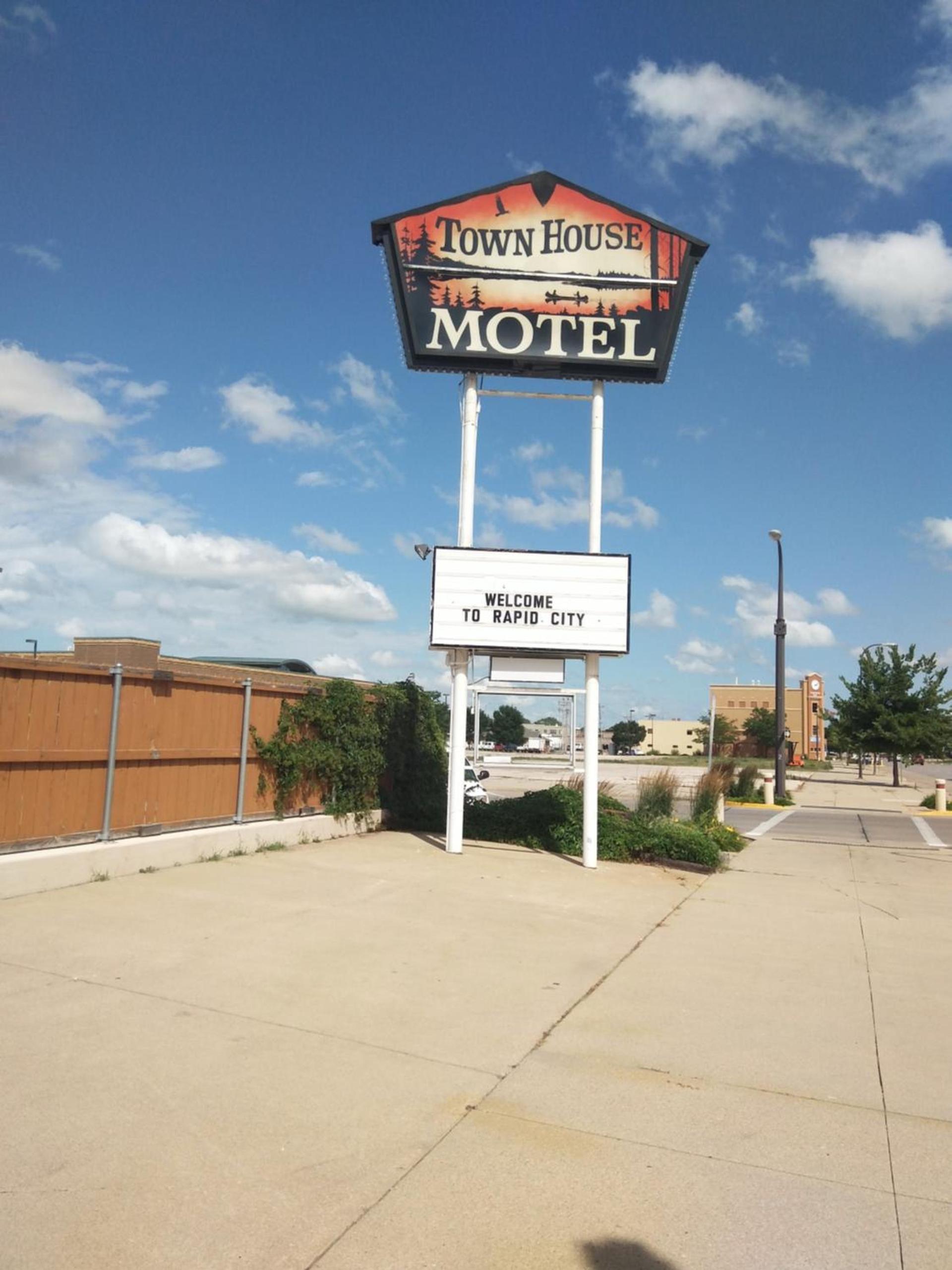 Town House Motel photo 20