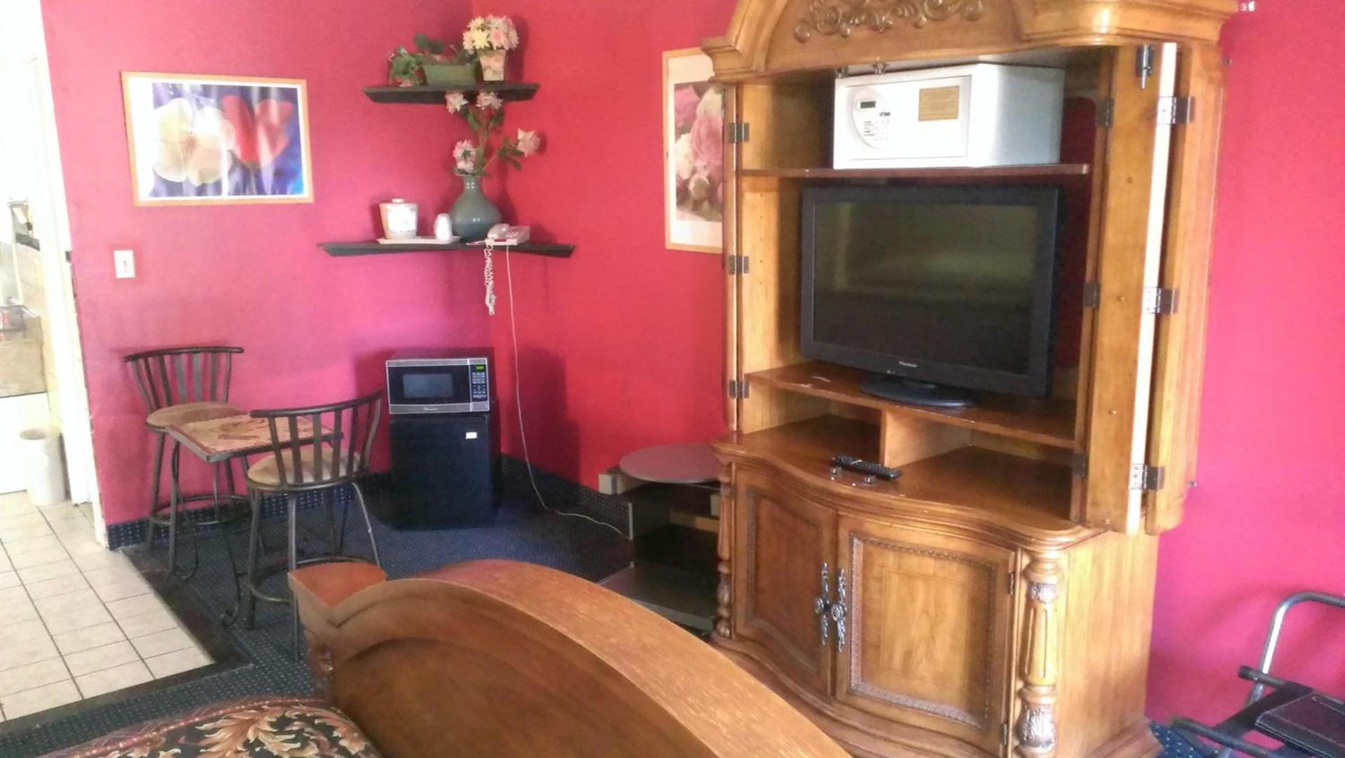 Red Carpet Inn Norwalk photo 18