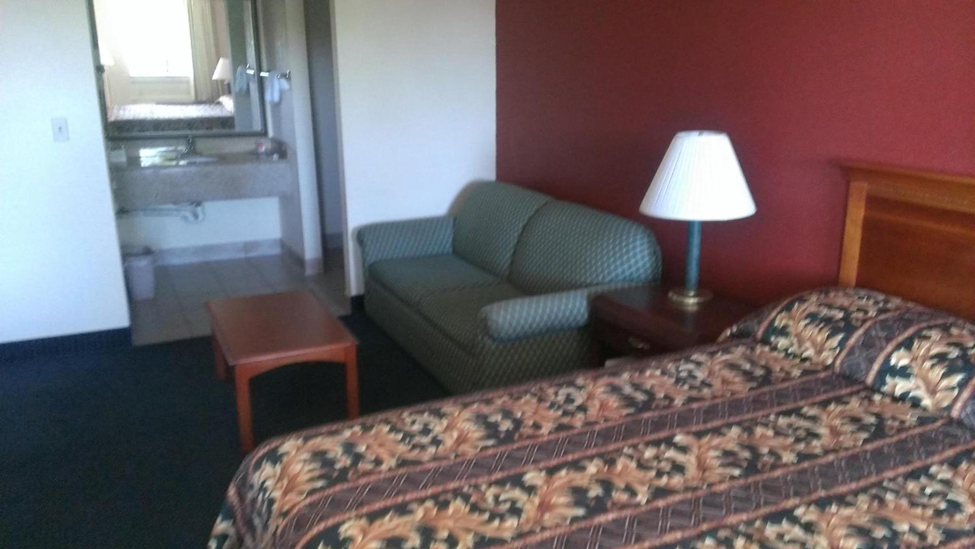 Red Carpet Inn Norwalk photo 22