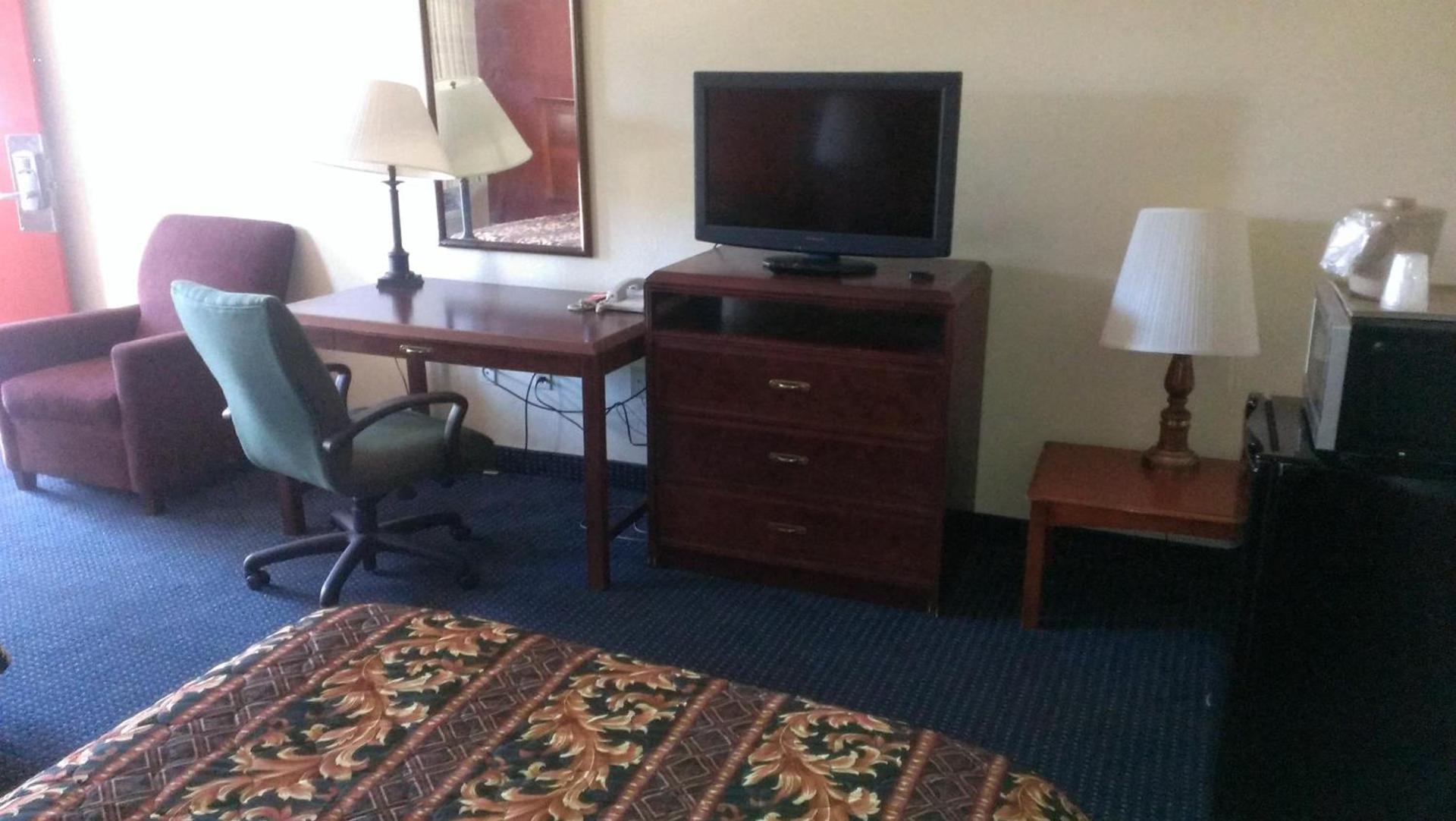 Red Carpet Inn Norwalk photo 33