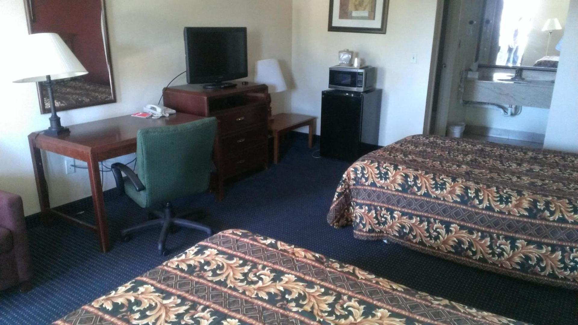 Red Carpet Inn Norwalk photo 34
