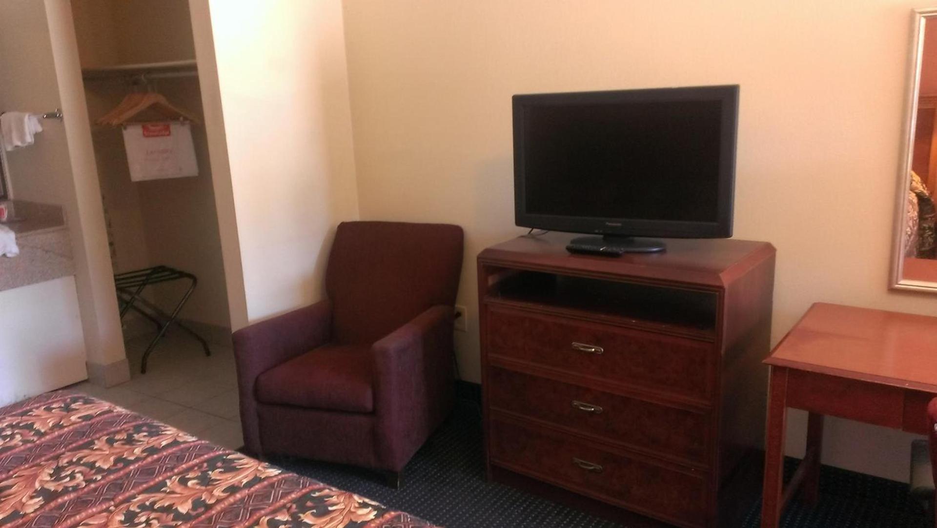 Red Carpet Inn Norwalk photo 35