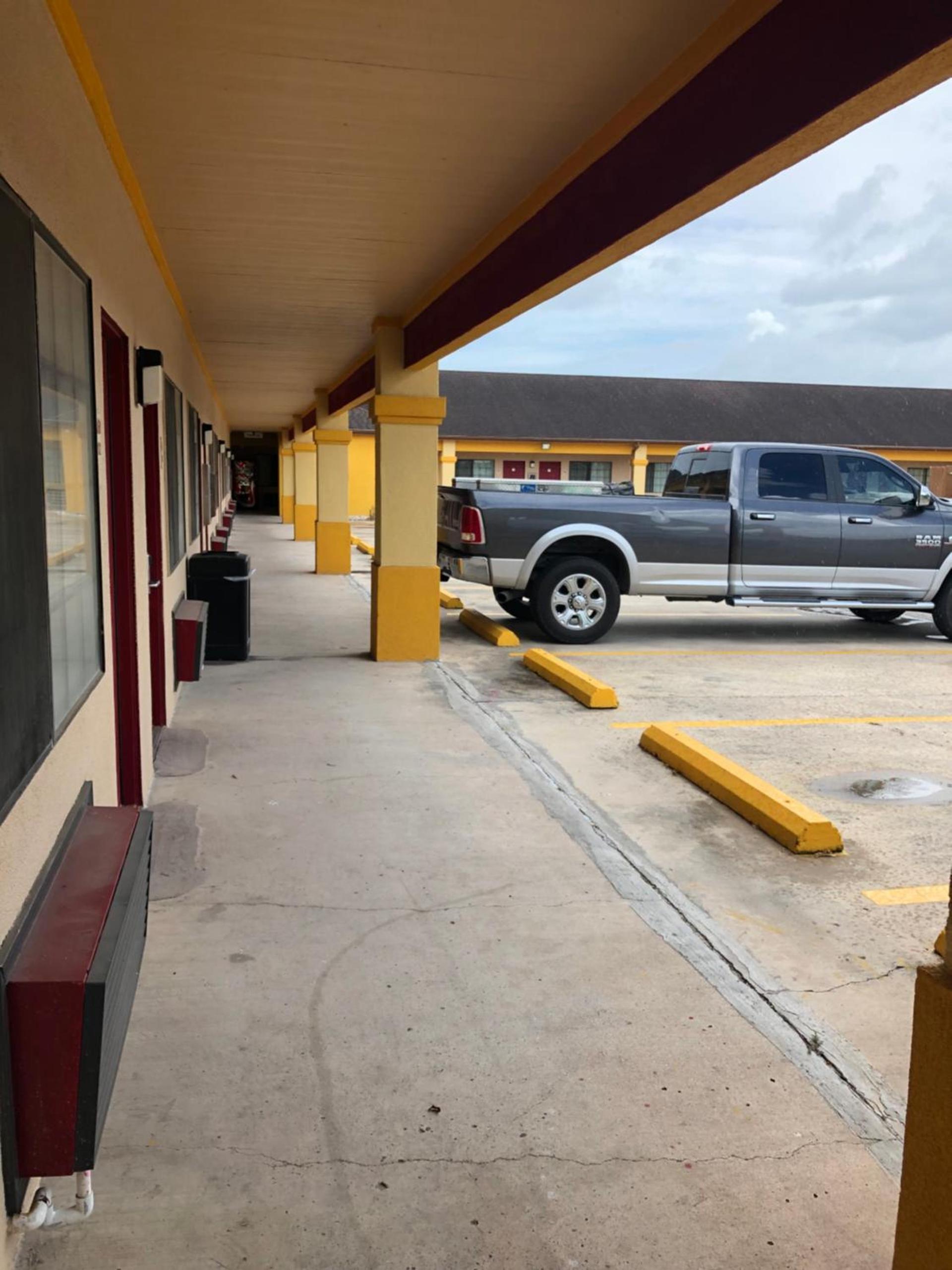 Los Fresnos Inn and Suites photo 58