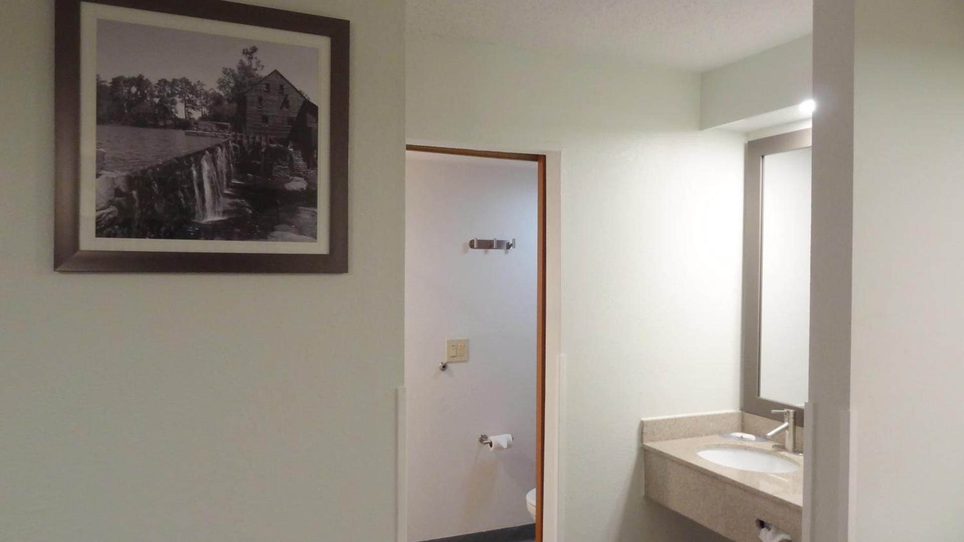 Quality Inn & Suites Raleigh North photo 4