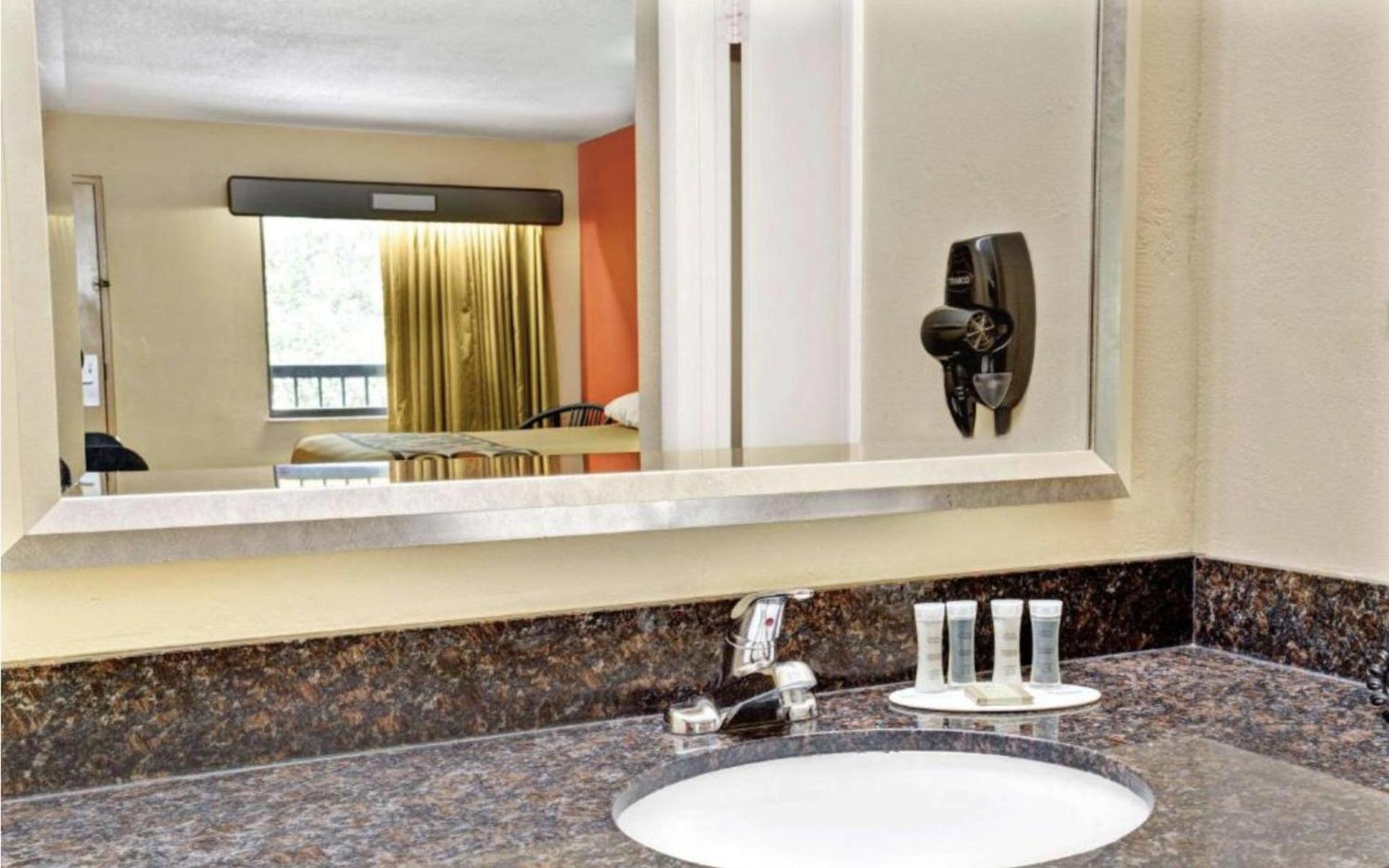Super 8 by Wyndham Kissimmee/Maingate/Orlando Area photo 20