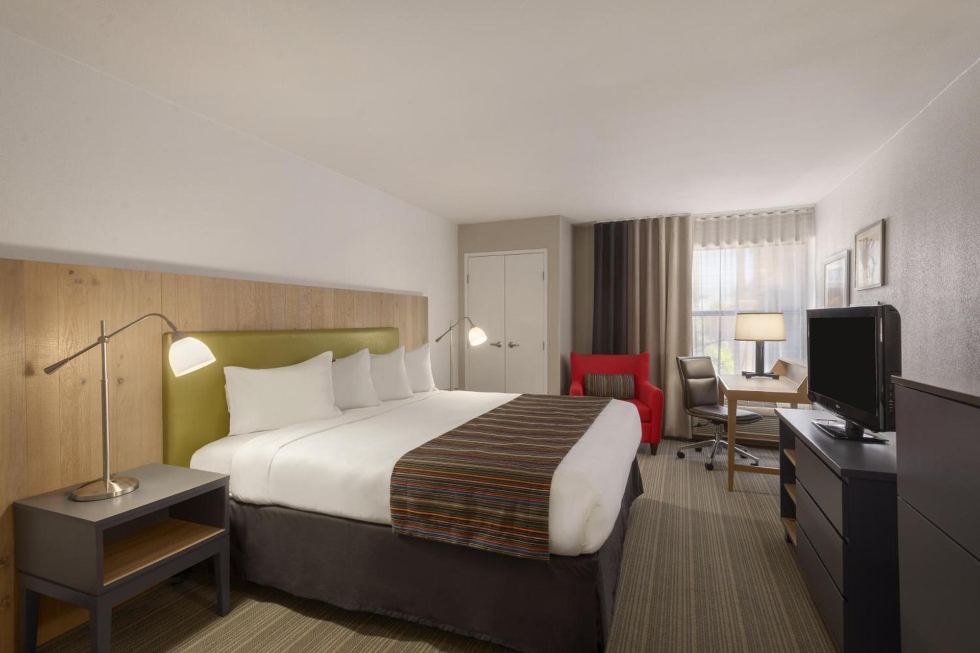 GreenTree Inn & Suites Phoenix Sky Harbor photo 2