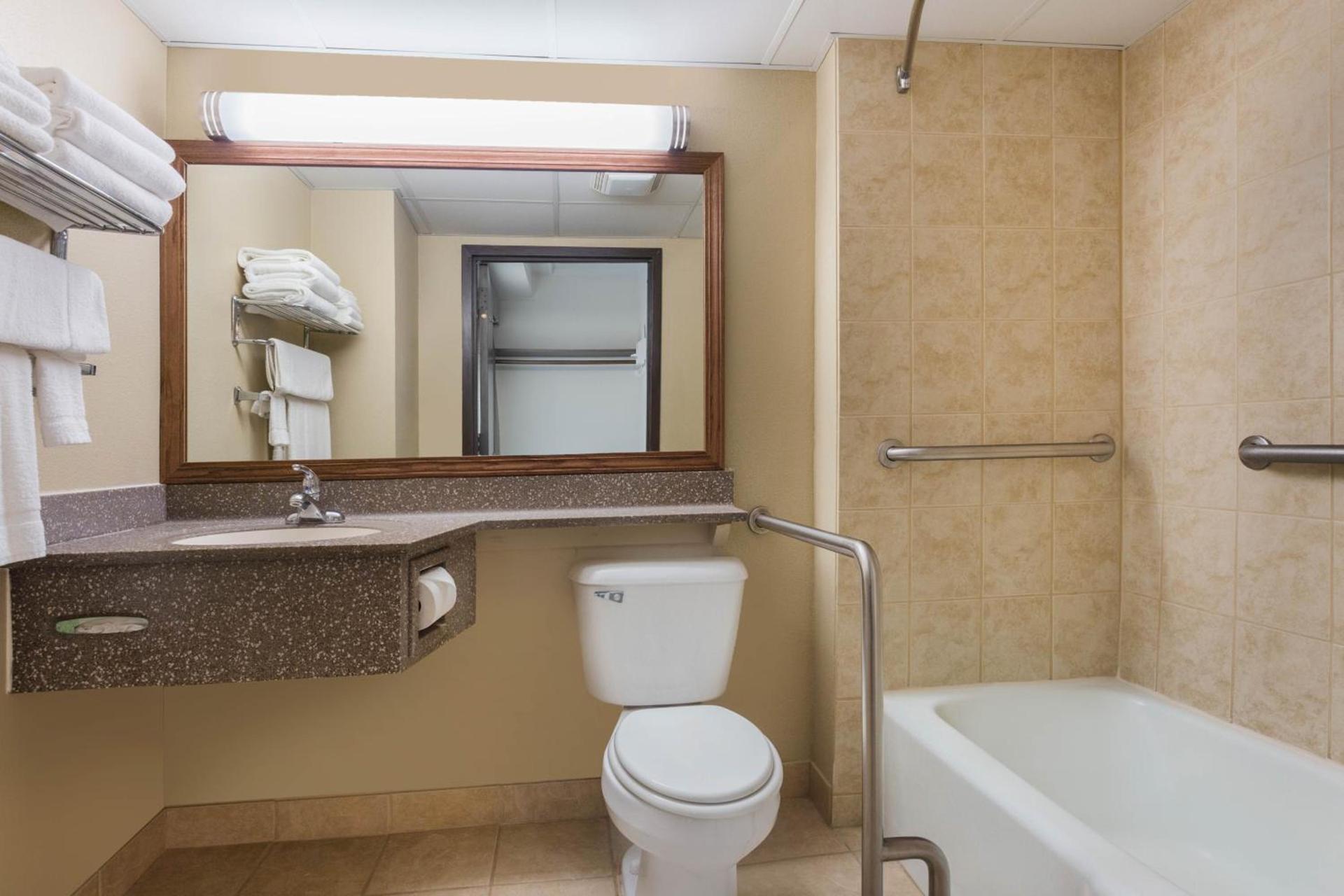 AmericInn by Wyndham Janesville photo 67